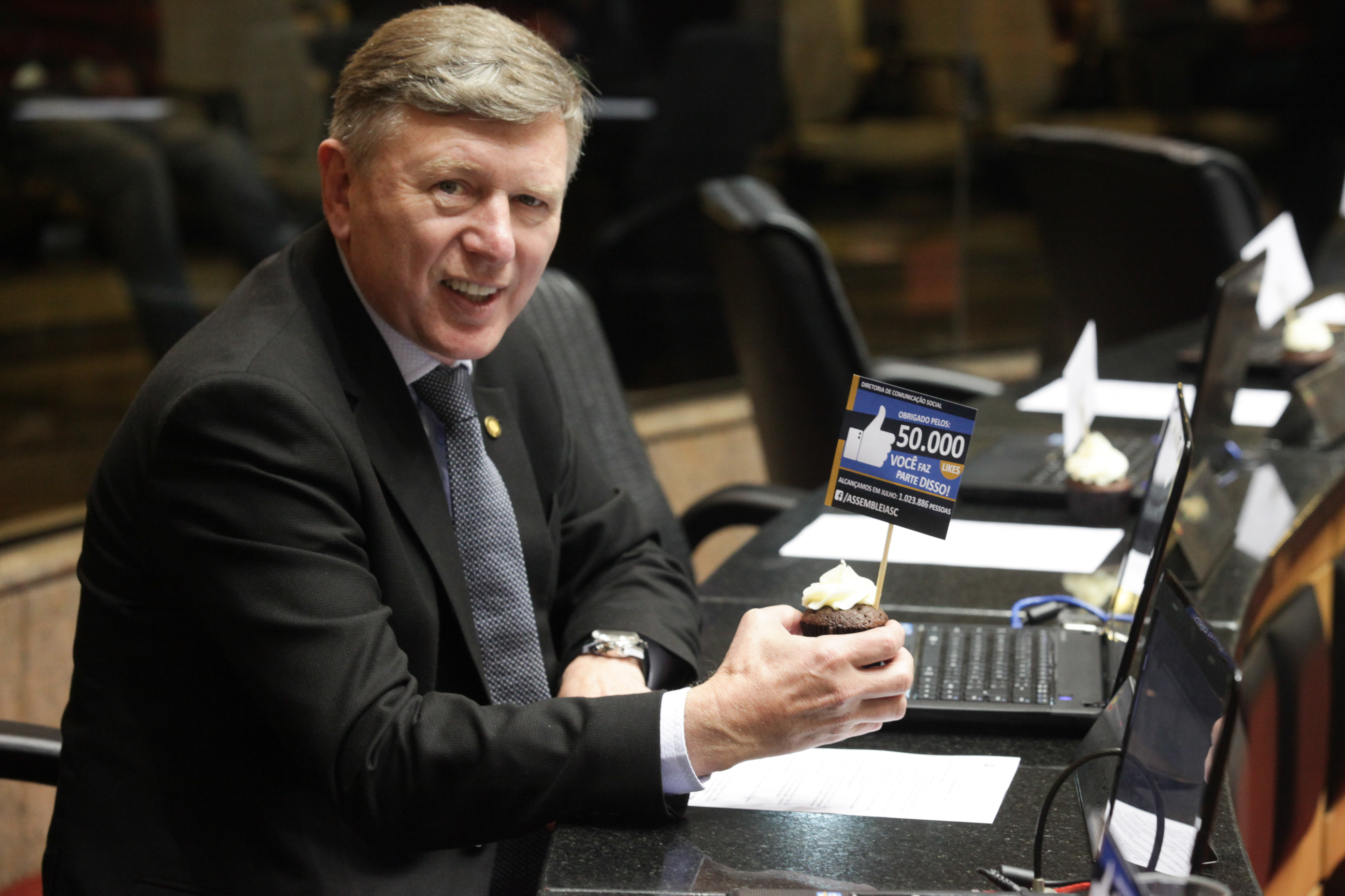 Alesc comemora 50mil likes no Facebook.  Deputado Milton Hobus (PSD)