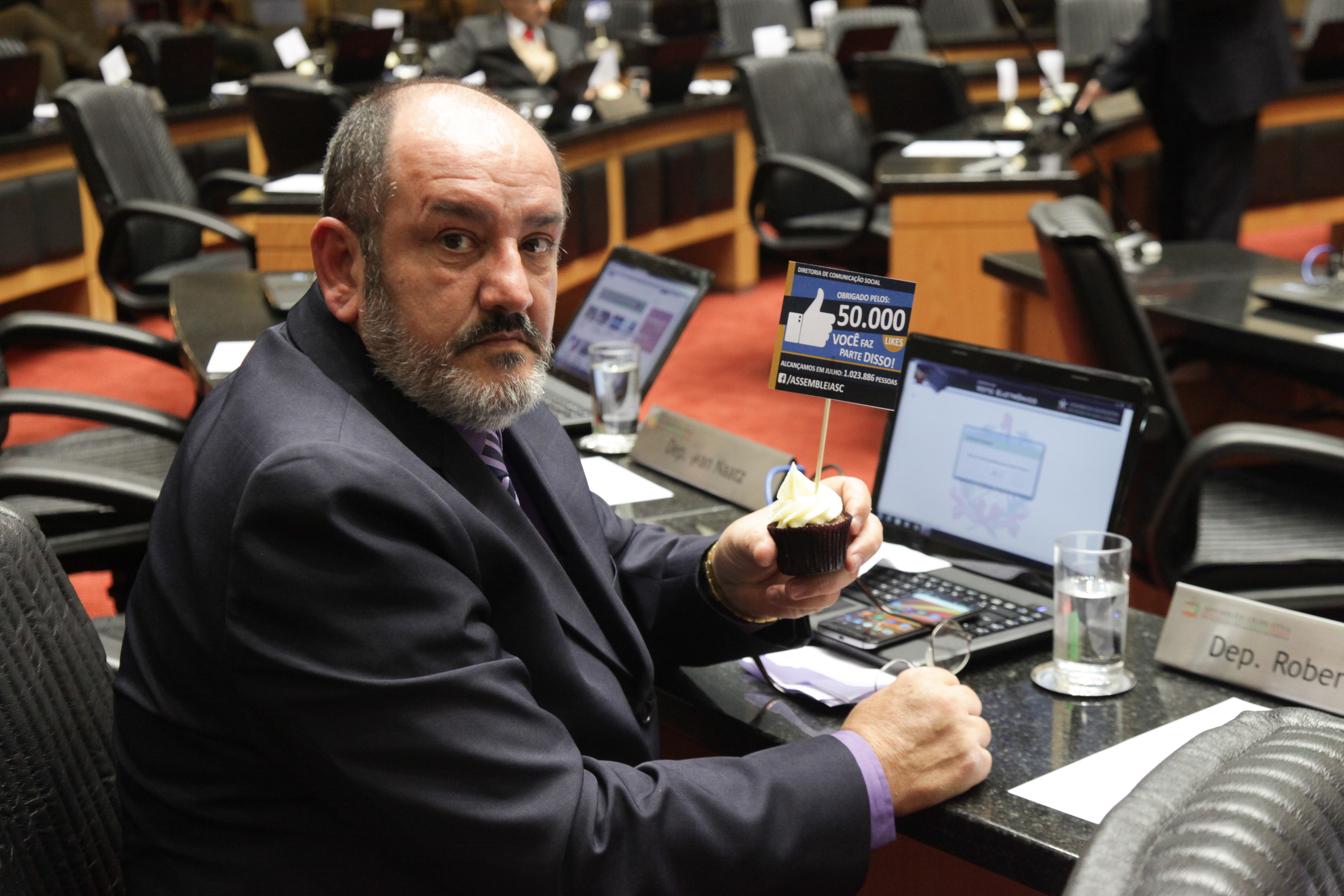 Alesc comemora 50mil likes no Facebook. Deputado Roberto Salum (PRB)