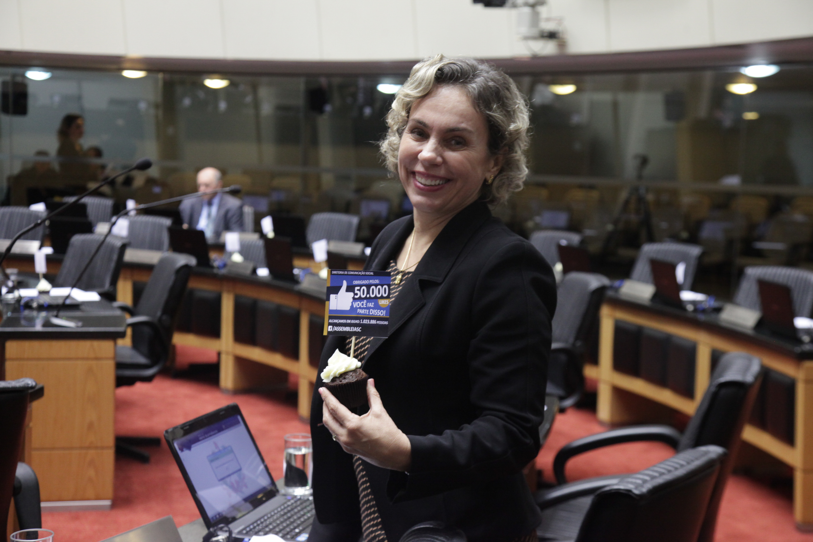 Alesc comemora 50mil likes no Facebook. Deputada Ana Paula Lima (PT)
