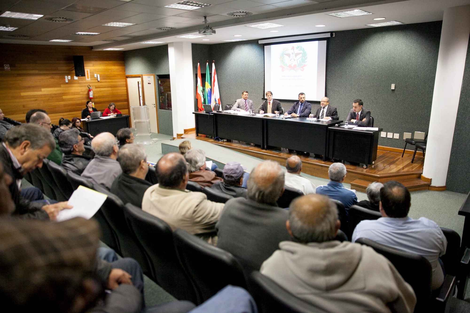 Alesc discute impasse no pagamento de complemento da aposentadoria a portuários