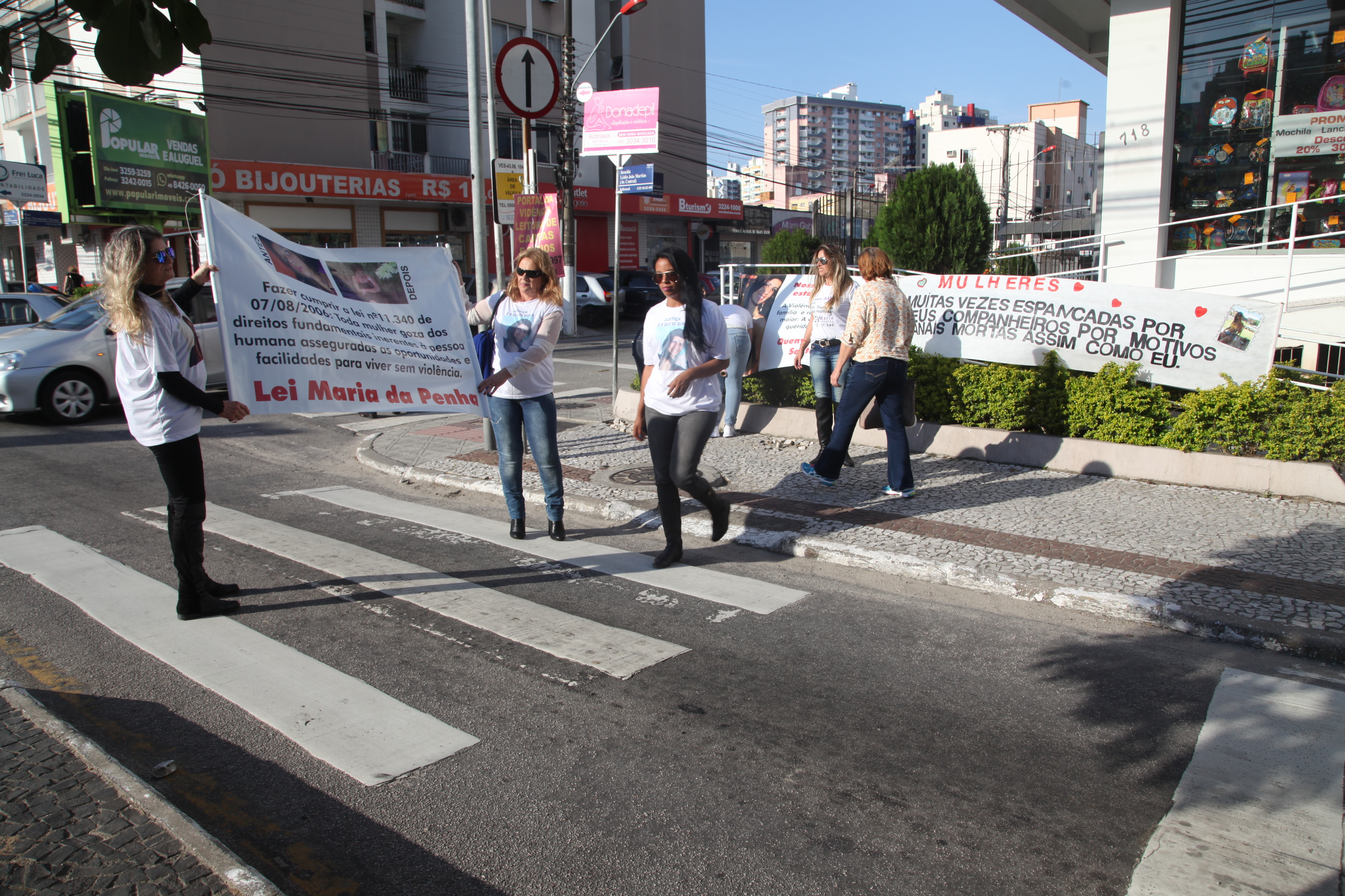 Manifestação pela passagem dos 10 anos da Lei Maria da Penha.