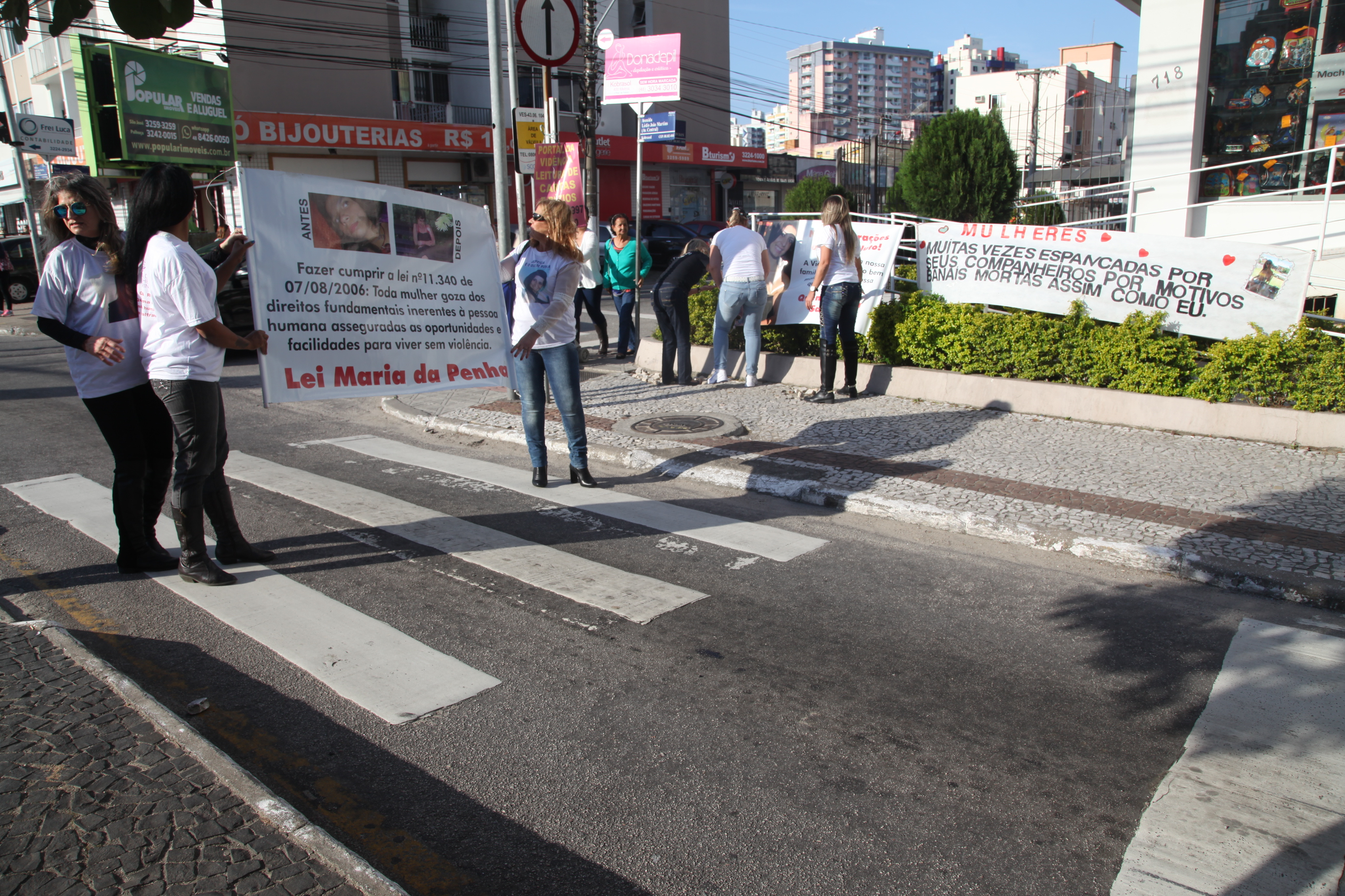 Manifestação pela passagem dos 10 anos da Lei Maria da Penha.