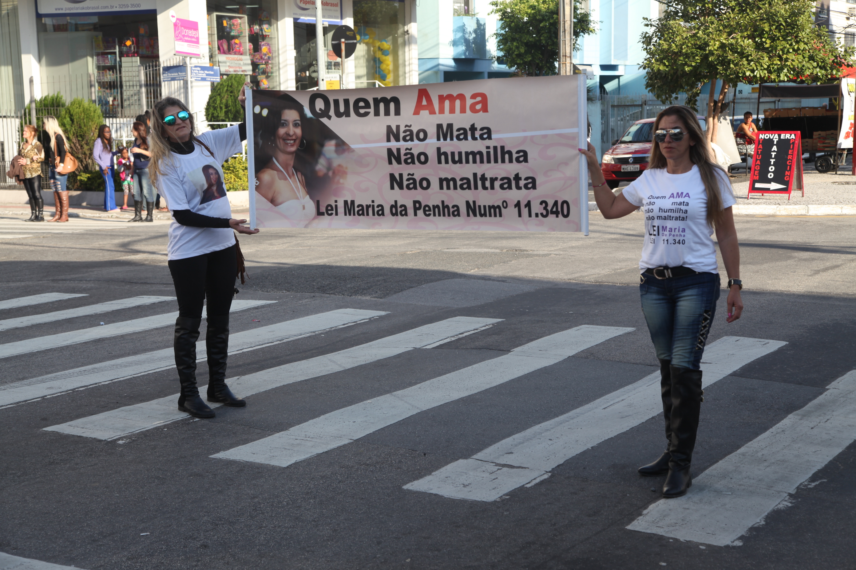 Manifestação pela passagem dos 10 anos da Lei Maria da Penha.