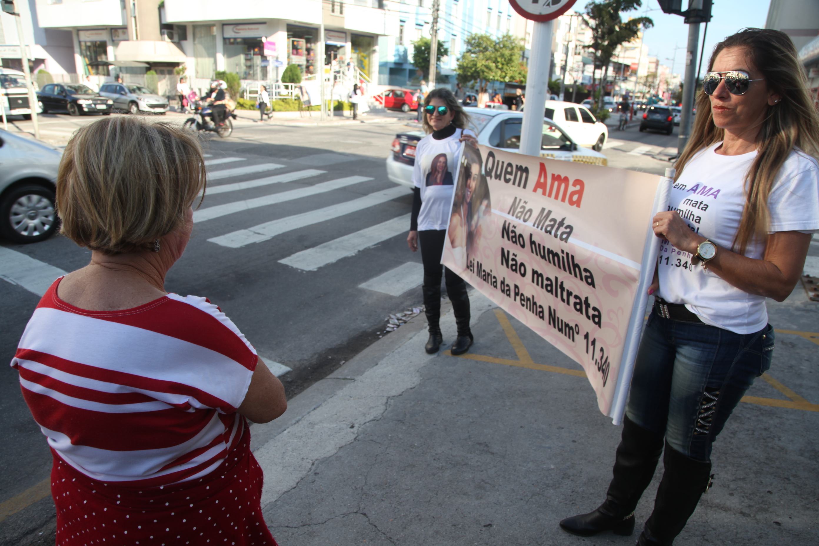 Manifestação pela passagem dos 10 anos da Lei Maria da Penha.