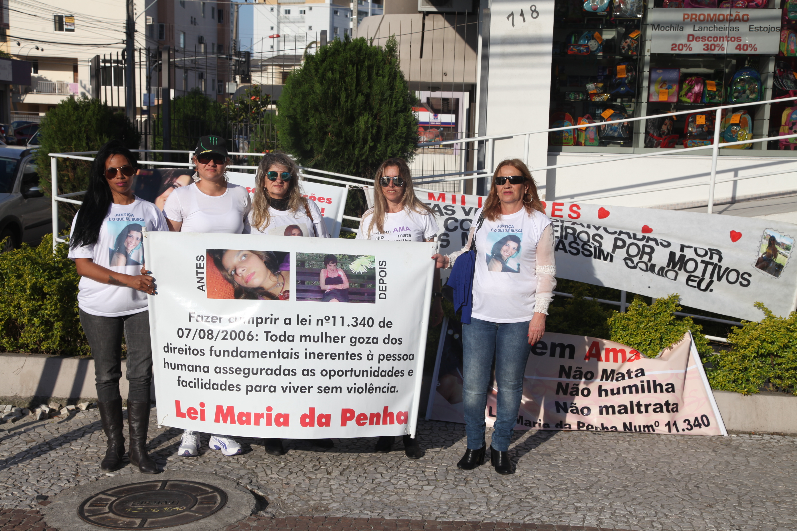 Manifestação pela passagem dos 10 anos da Lei Maria da Penha.