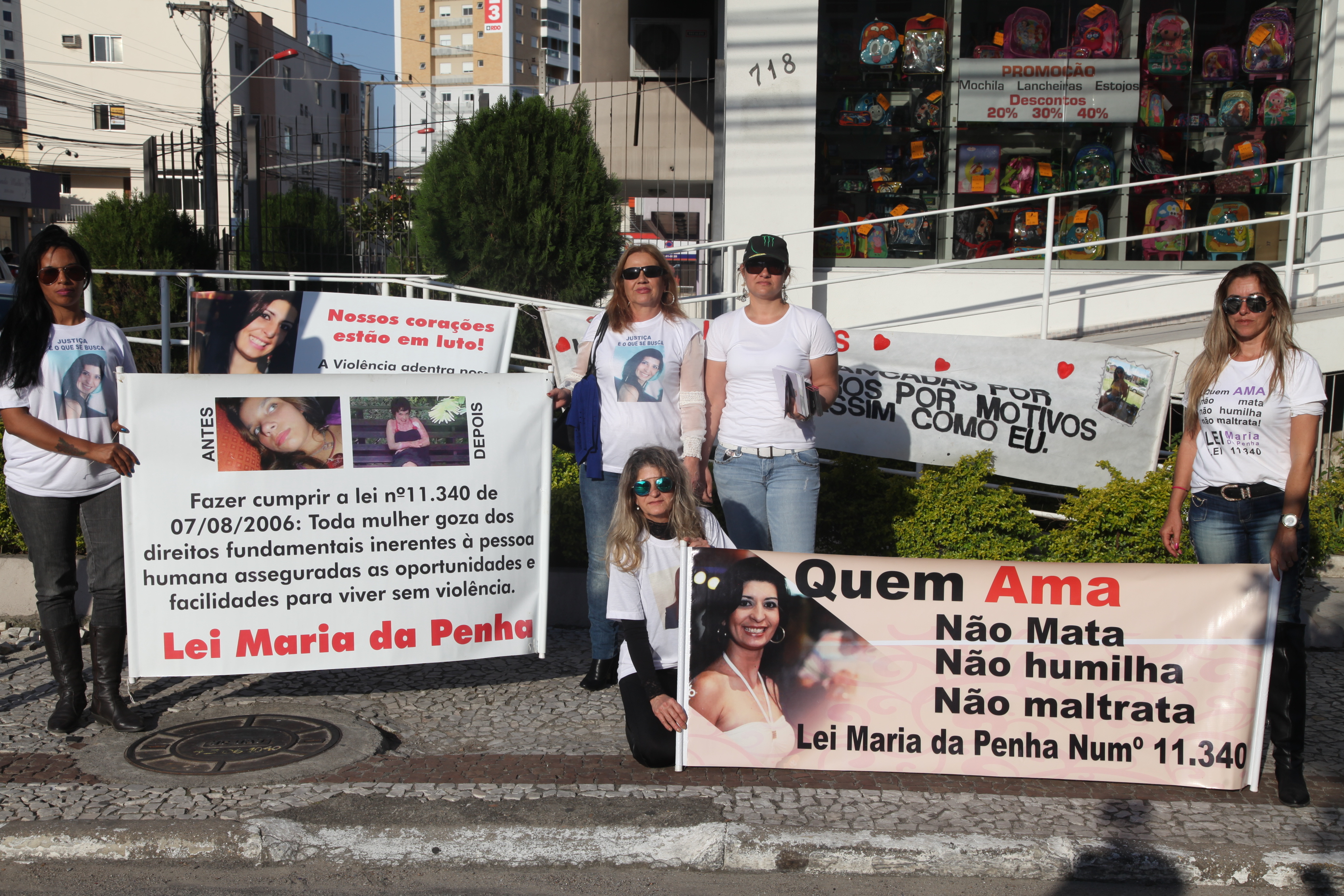 Manifestação pela passagem dos 10 anos da Lei Maria da Penha.
