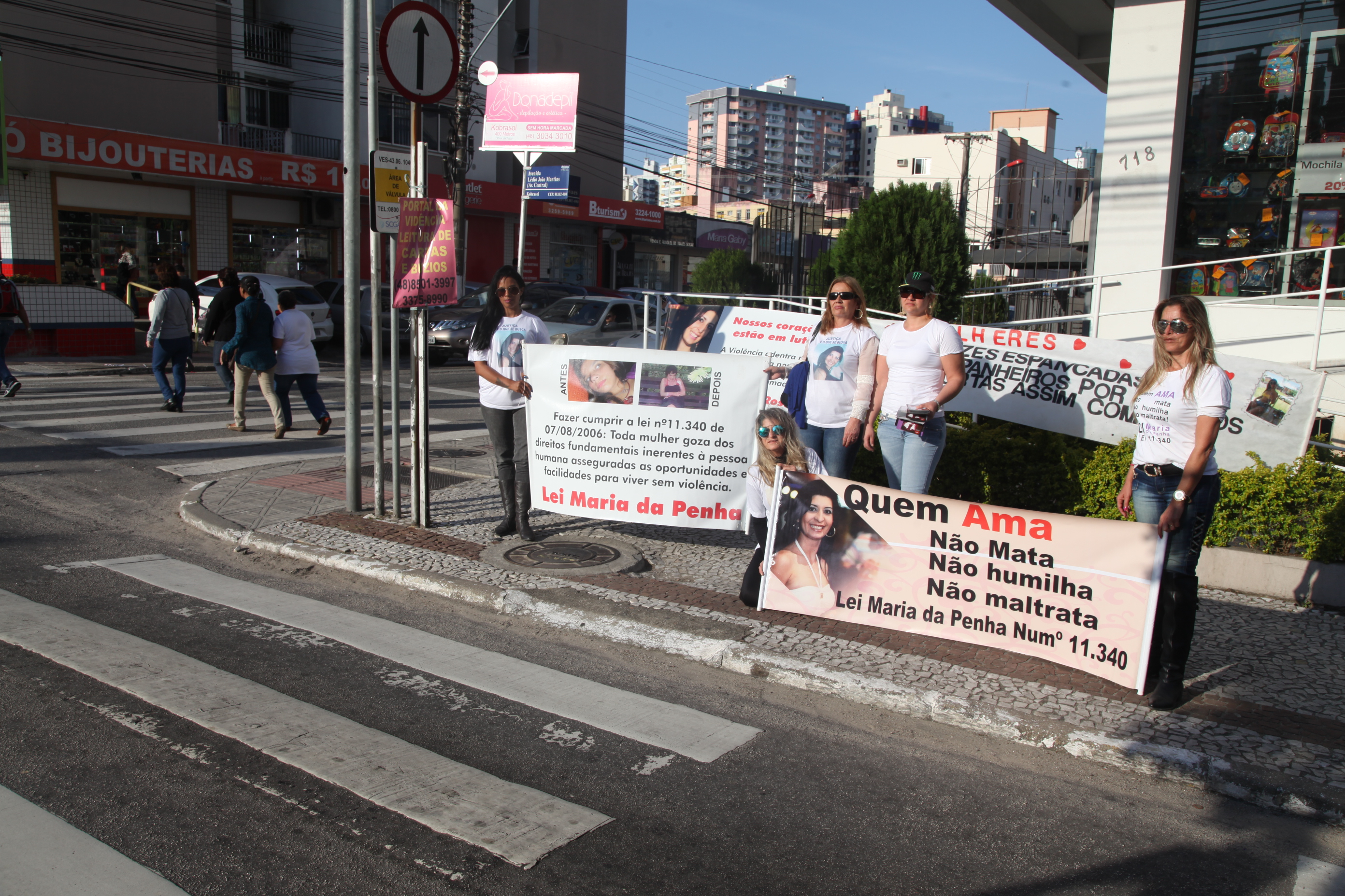 Manifestação pela passagem dos 10 anos da Lei Maria da Penha.
