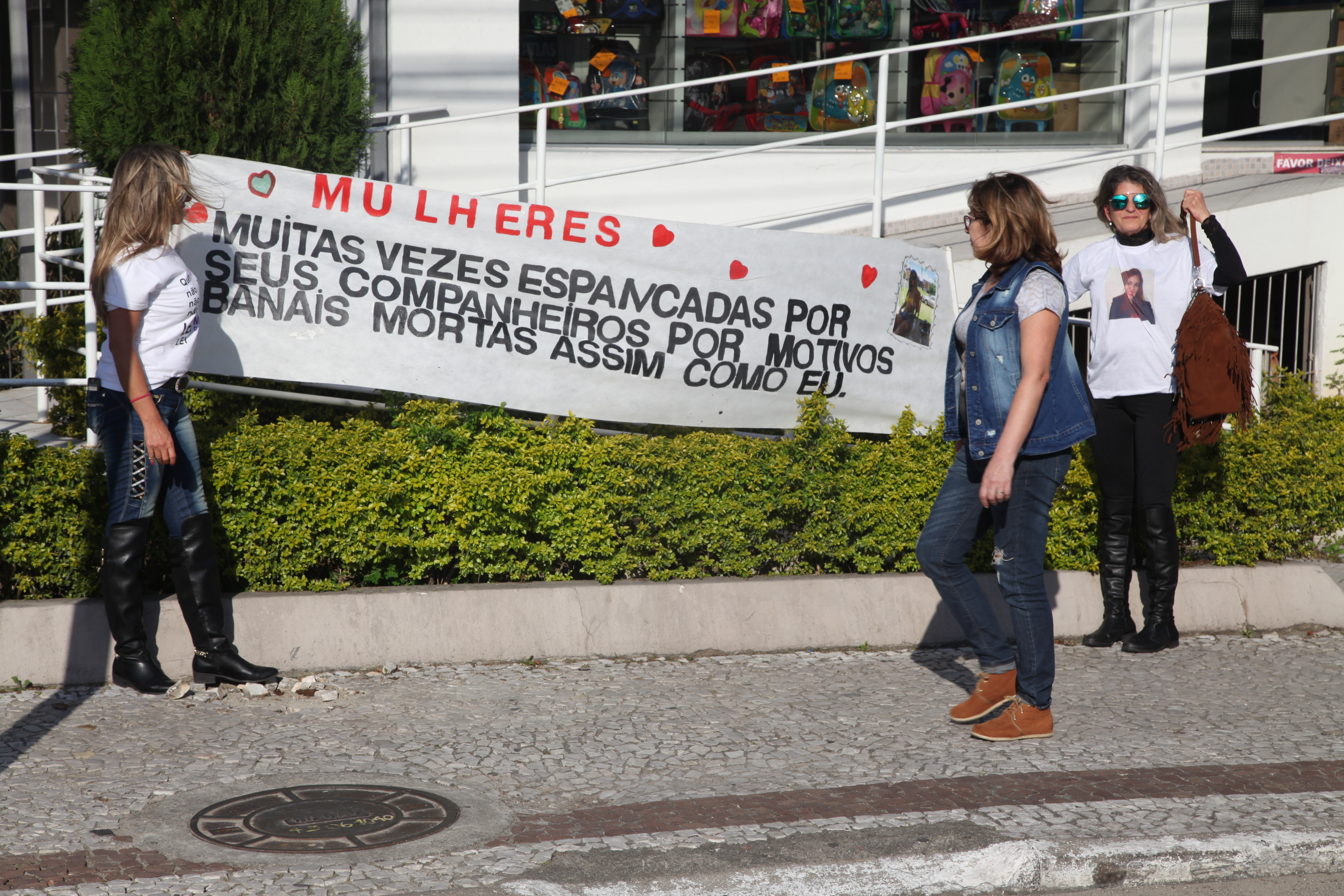 Manifestação pela passagem dos 10 anos da Lei Maria da Penha.