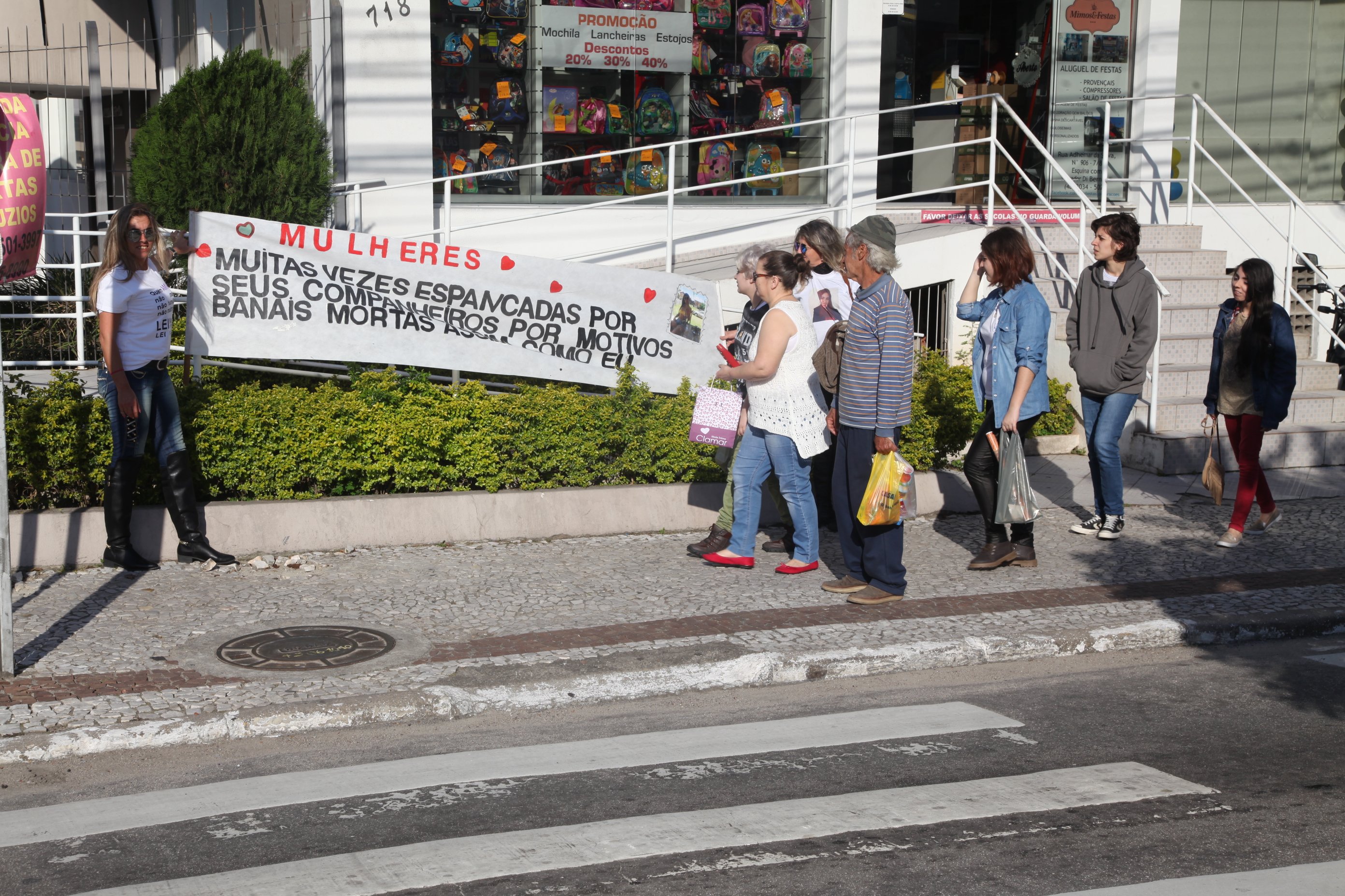 Manifestação pela passagem dos 10 anos da Lei Maria da Penha.