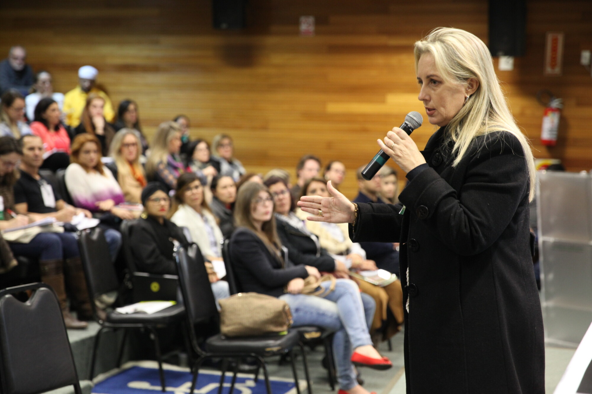Oficina debate políticas públicas da saúde, educação e assistência social