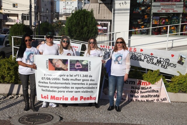 Manifestação no centro de São José: informar e incentivar que as mulheres denunciem foi a missão que Rosemere assumiu depois da morte da filha