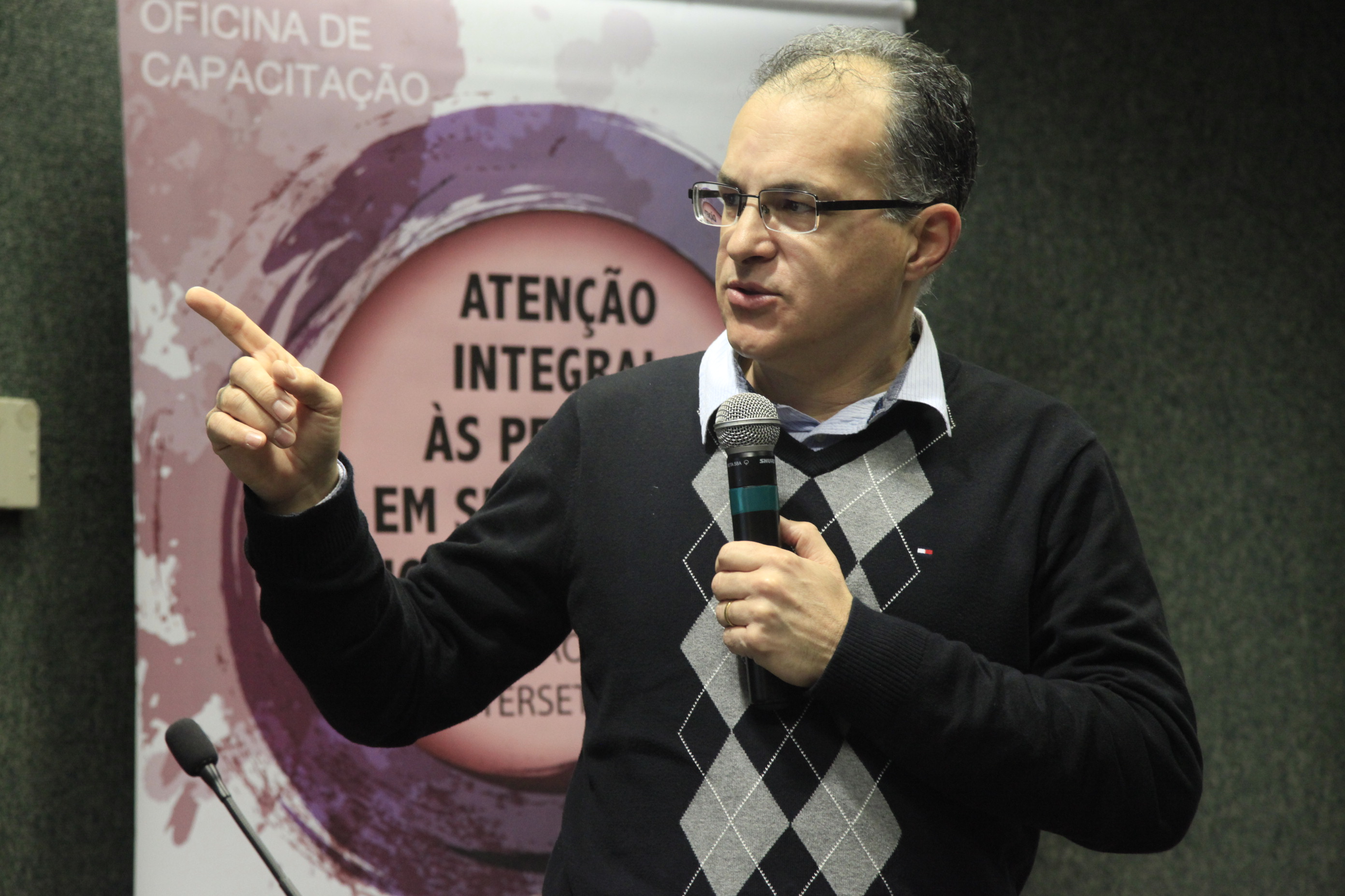 Eduardo Campos de Oliveira - médico infectologista. Escola do Legislativo Promove Oficinas de Capacitação.
