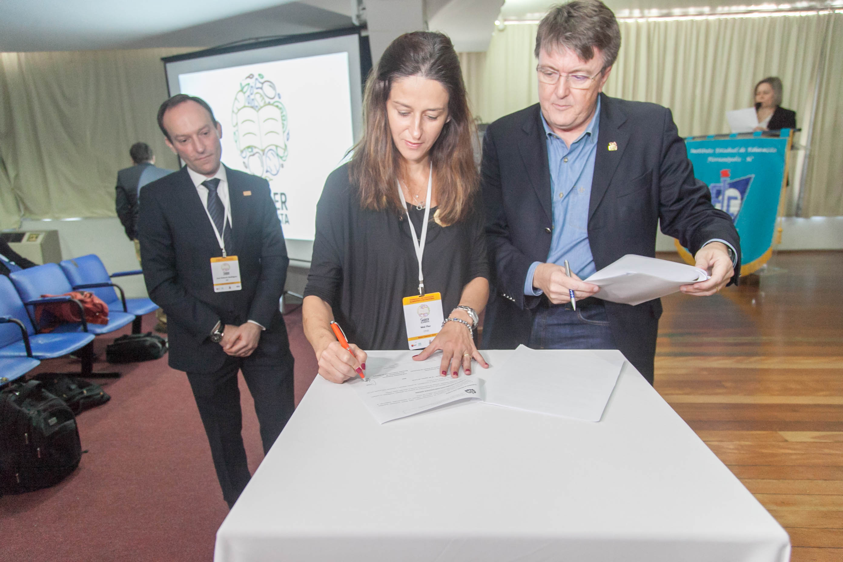 José Roberto Rodrigues, Vice Presidente de Integração Corporativa da BRF/SA, Wal Flor, Diretora Responsável da LYNX e Eduardo Deschamps, Secretário de Educação de Santa Catarina em Lançamento do Programa Saber Alimenta