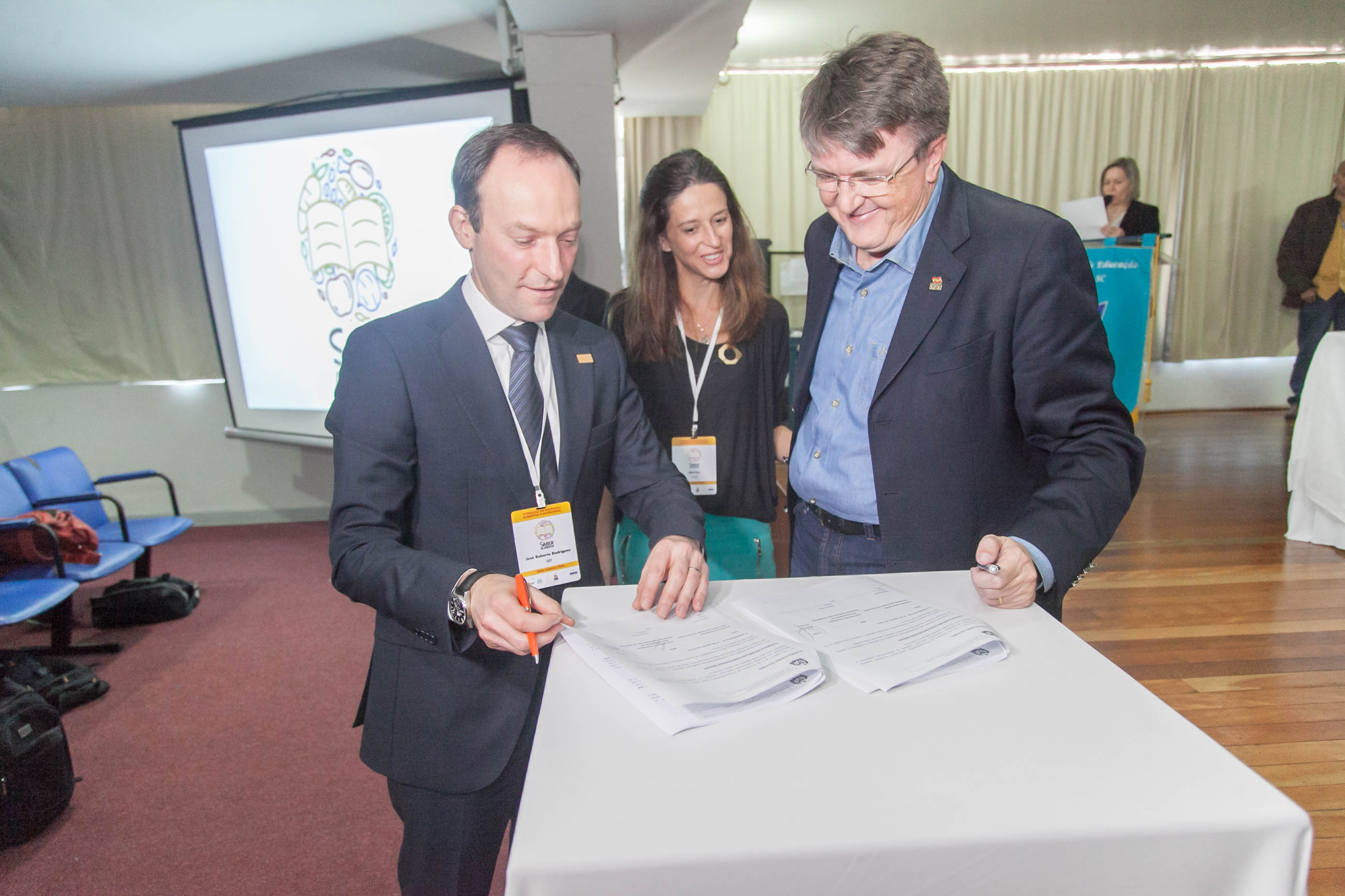 José Roberto Rodrigues, Vice Presidente de Integração Corporativa da BRF/SA, Wal Flor, Diretora Responsável da LYNX e Eduardo Deschamps, Secretário de Educação de Santa Catarina em Lançamento do Programa Saber Alimenta