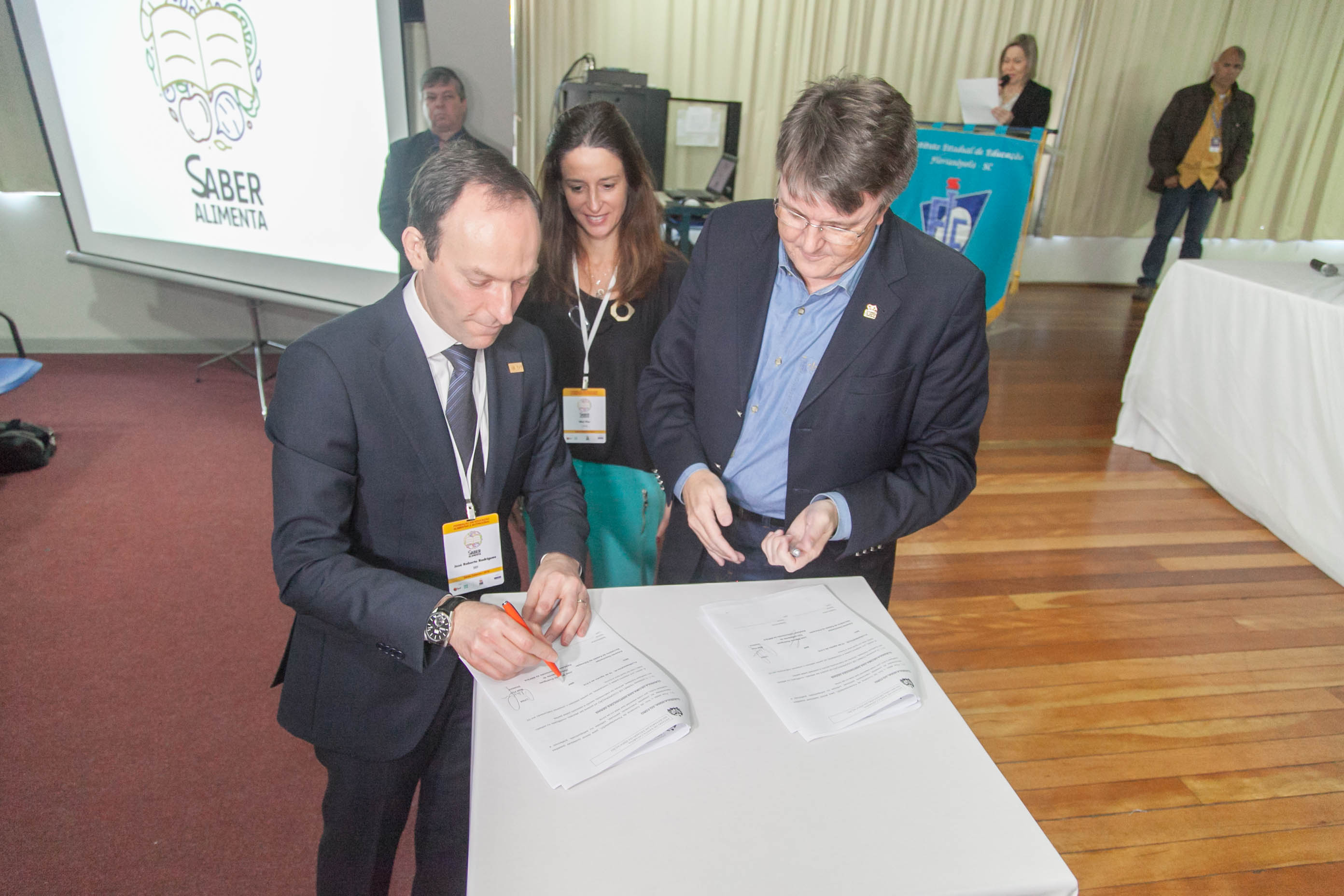 José Roberto Rodrigues, Vice Presidente de Integração Corporativa da BRF/SA, Wal Flor, Diretora Responsável da LYNX e Eduardo Deschamps, Secretário de Educação de Santa Catarina em Lançamento do Programa Saber Alimenta