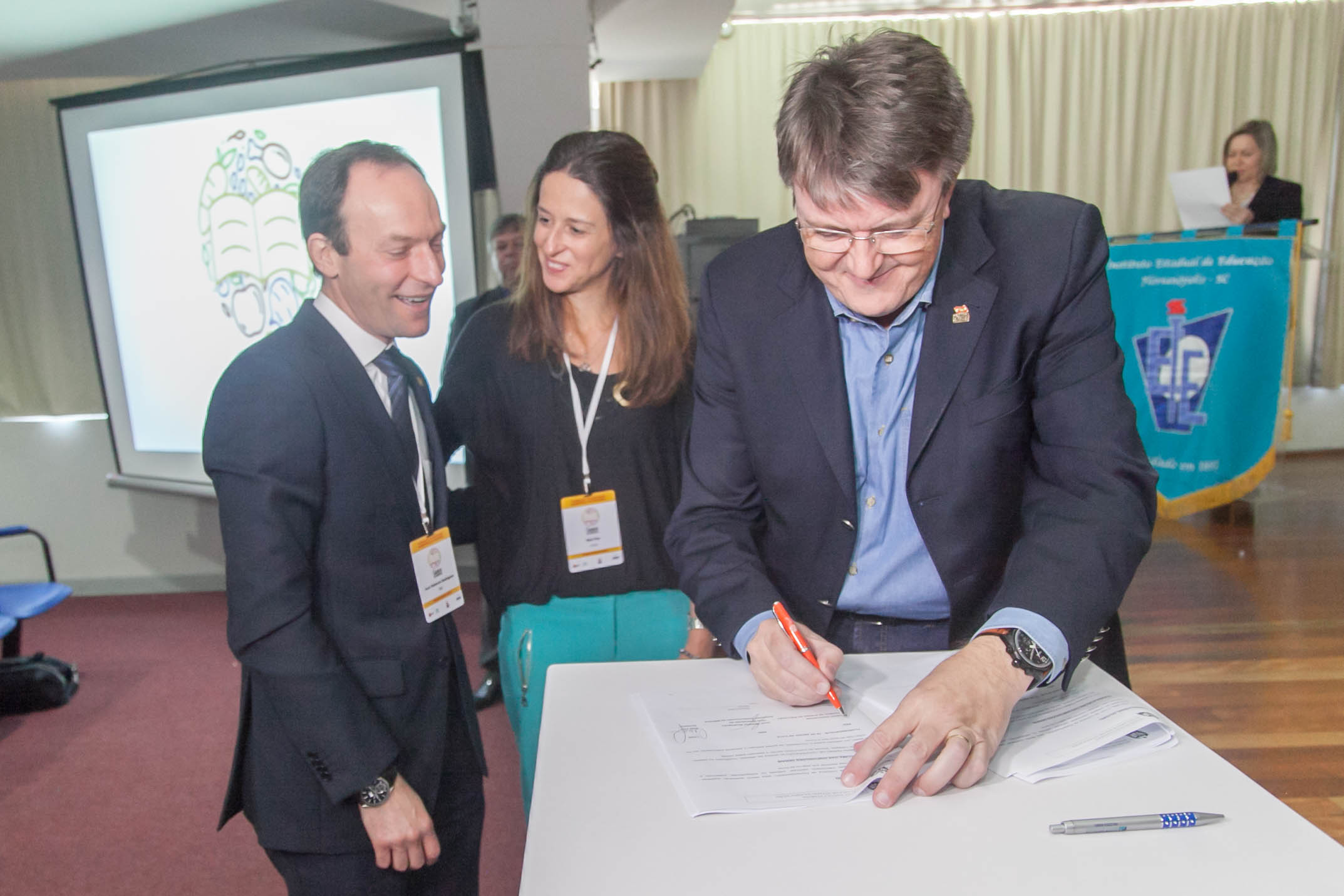 José Roberto Rodrigues, Vice Presidente de Integração Corporativa da BRF/SA, Wal Flor, Diretora Responsável da LYNX e Eduardo Deschamps, Secretário de Educação de Santa Catarina em Lançamento do Programa Saber Alimenta