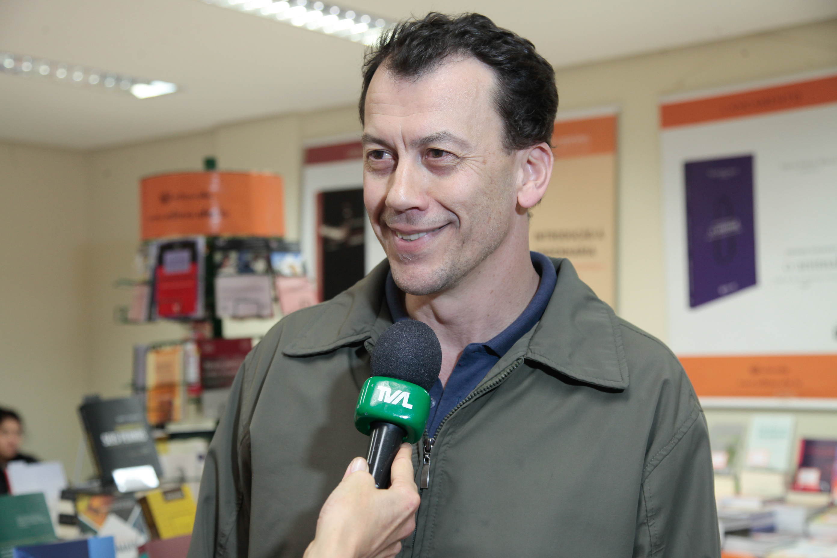 Feira de Livros da UFSC. Fernando Wolf.