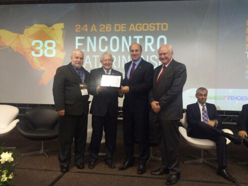 Zé Milton recebe homenagem da Federação dos Hospitais Catarinenses