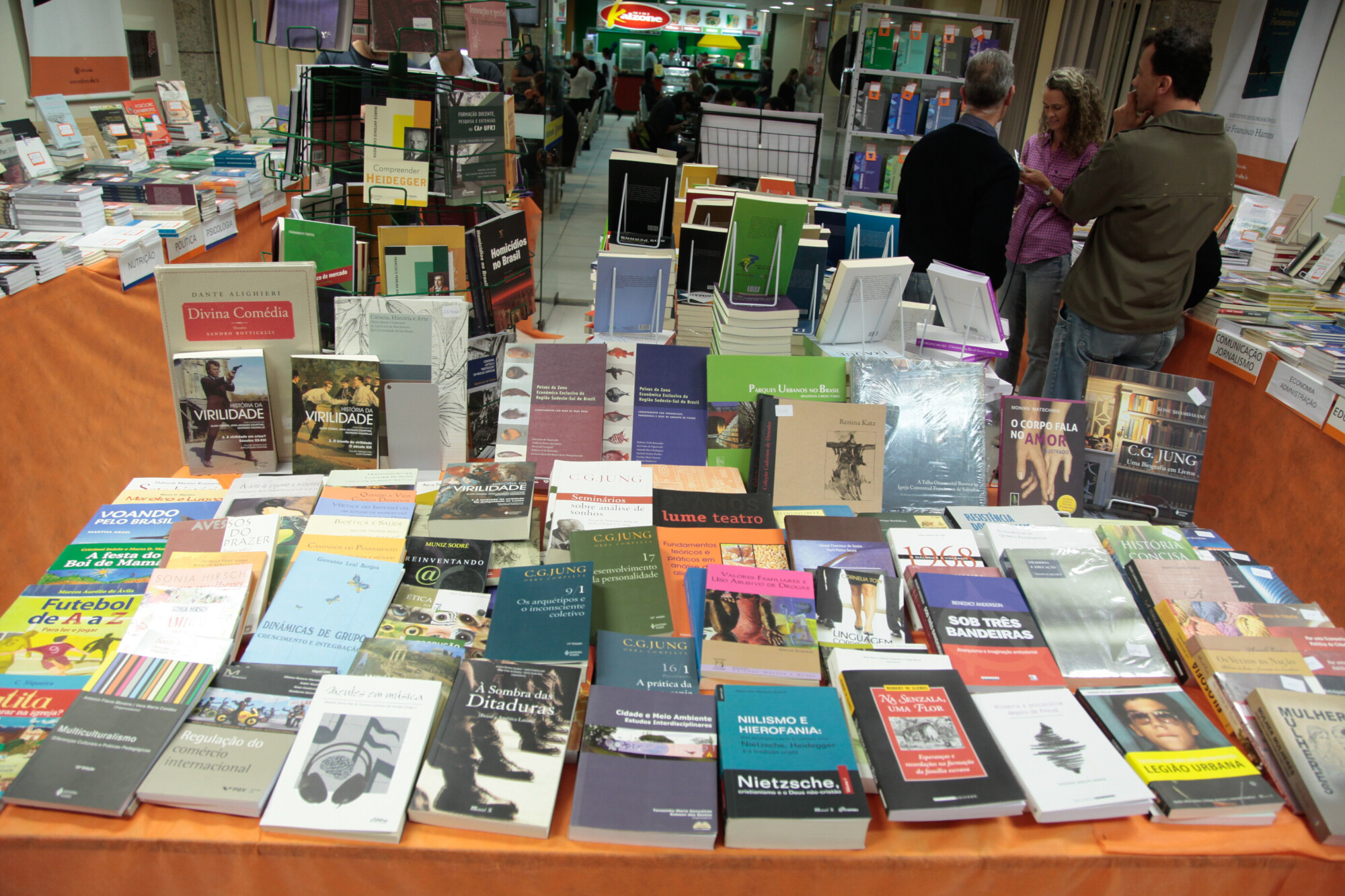 Feira do Livro da Editora da UFSC tem pechinchas literárias