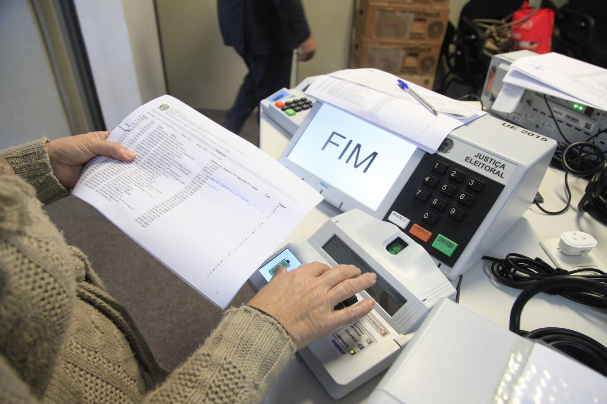 Simulado em SC testa urnas e sistemas para as eleições deste ano