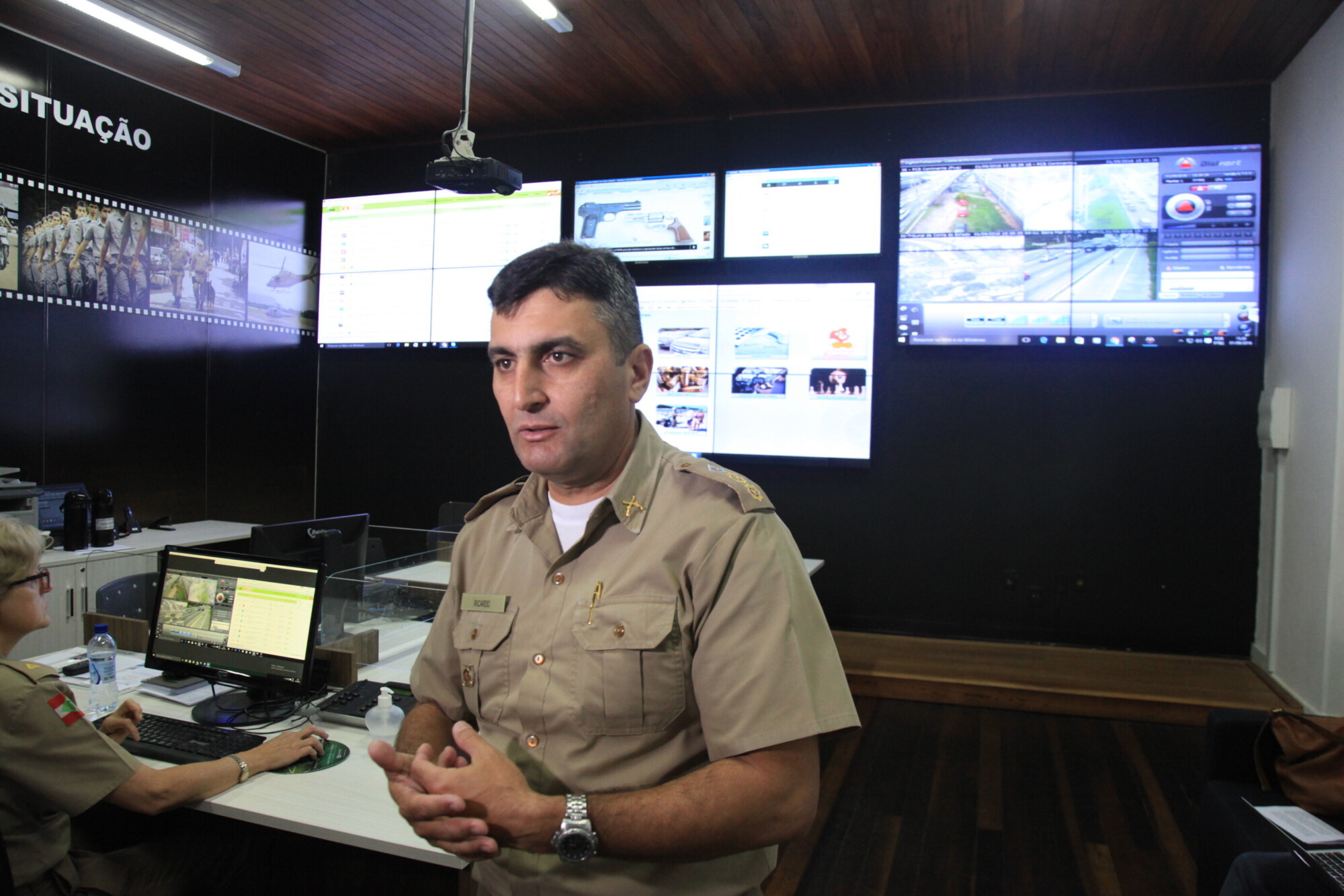 PM distribui guia a policiais e monitorará eleições da sala de situação, em Florianópolis