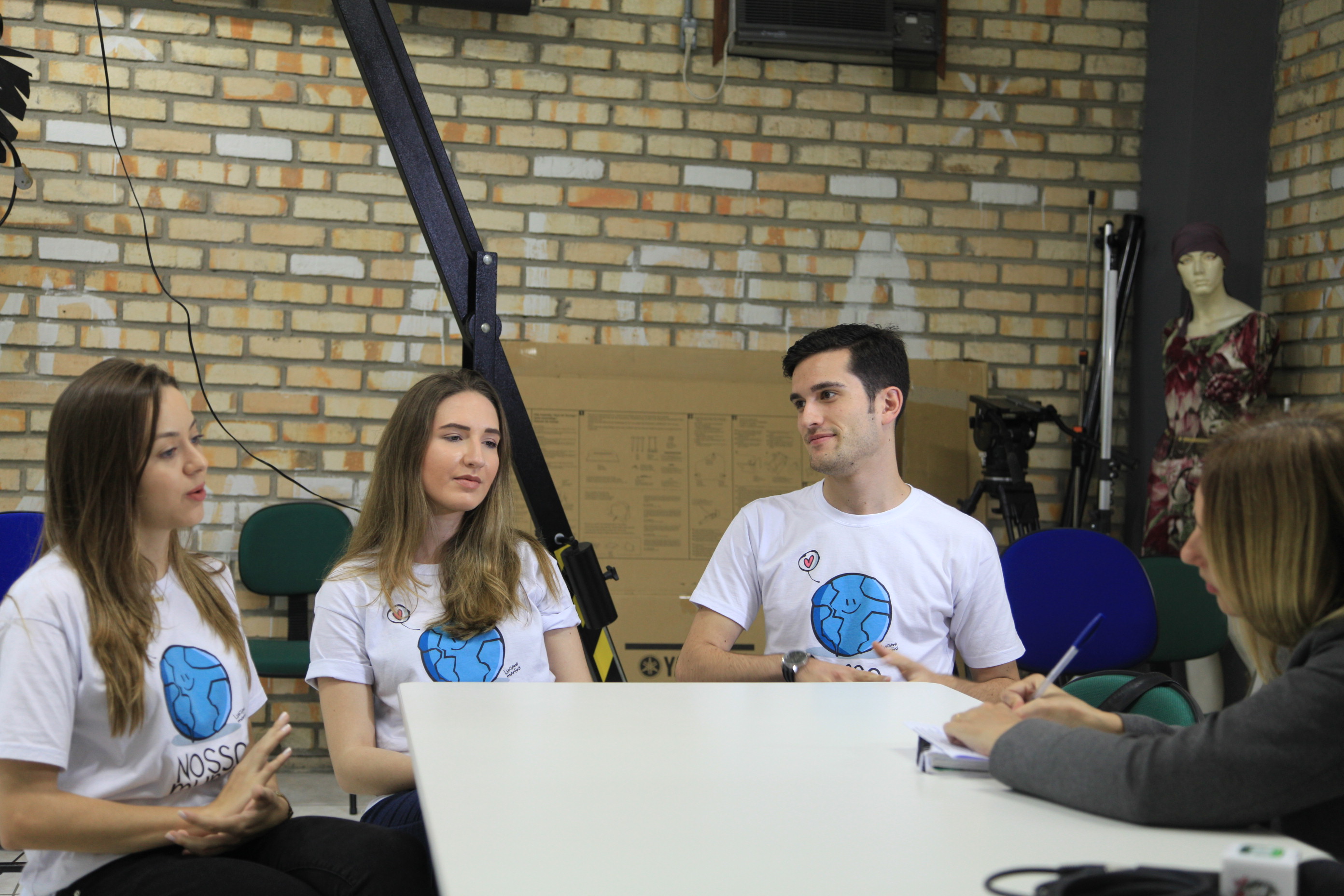 Projeto Nosso Mundo - Thais Brunatto, Luisa Martins e Otto Tiel, alunos e integrantes do projeto.
