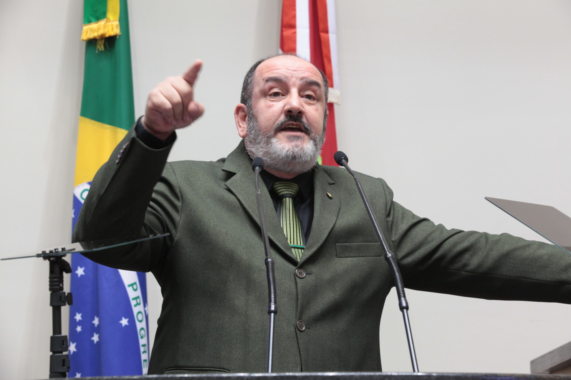 Projeto obriga bancos a receberem contas de serviços básicos nos guichês