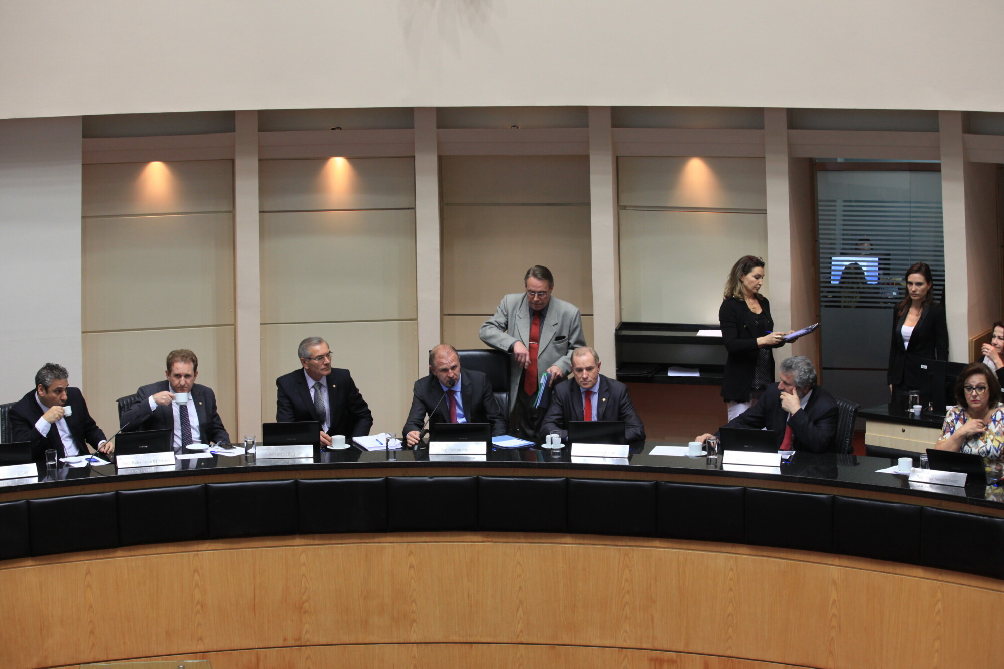 Assembleia retoma sessões após primeiro turno das eleições