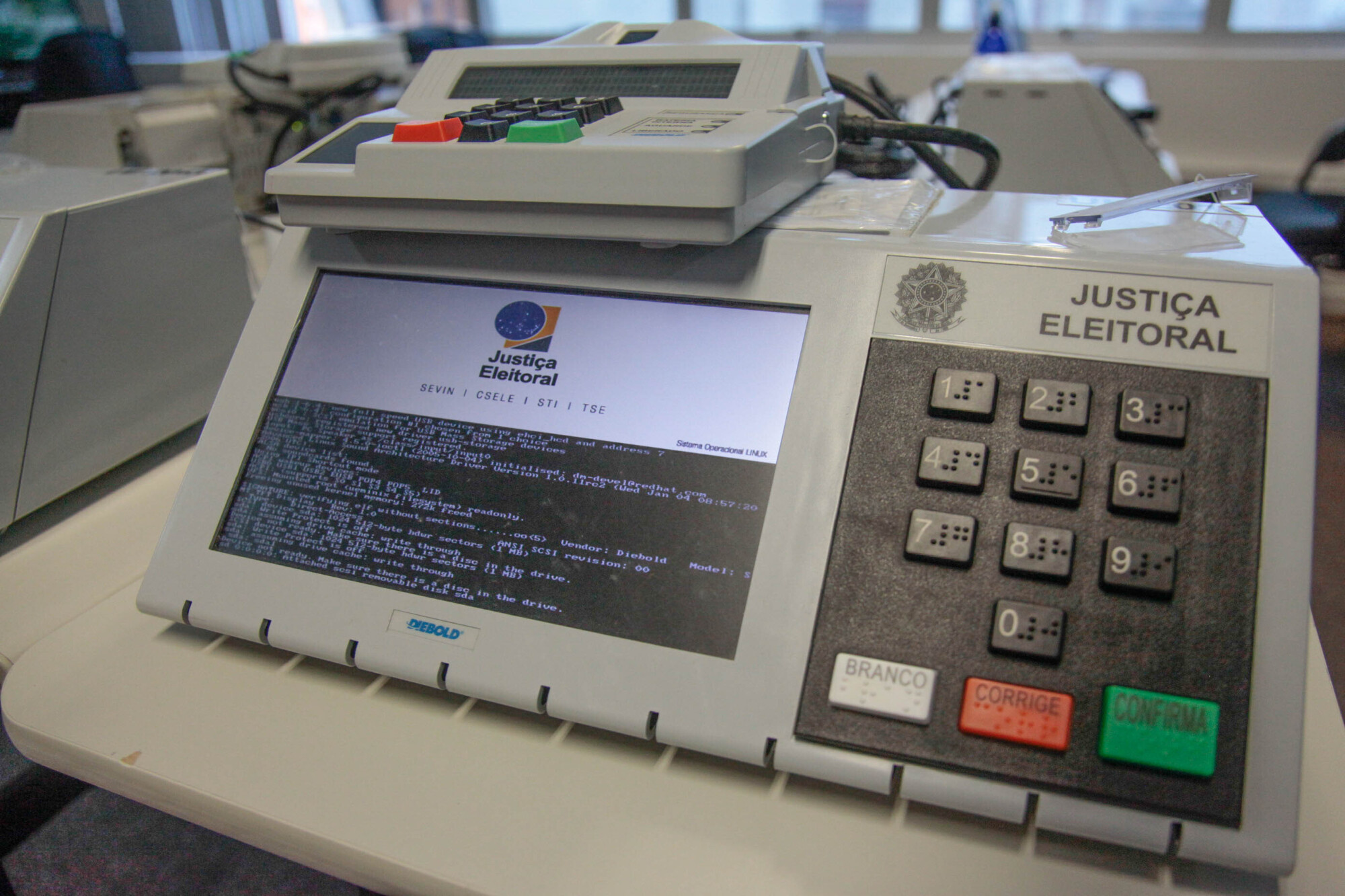 Quatro urnas eletrônicas, escolhidas por sorteio, serão checadas na votação paralela