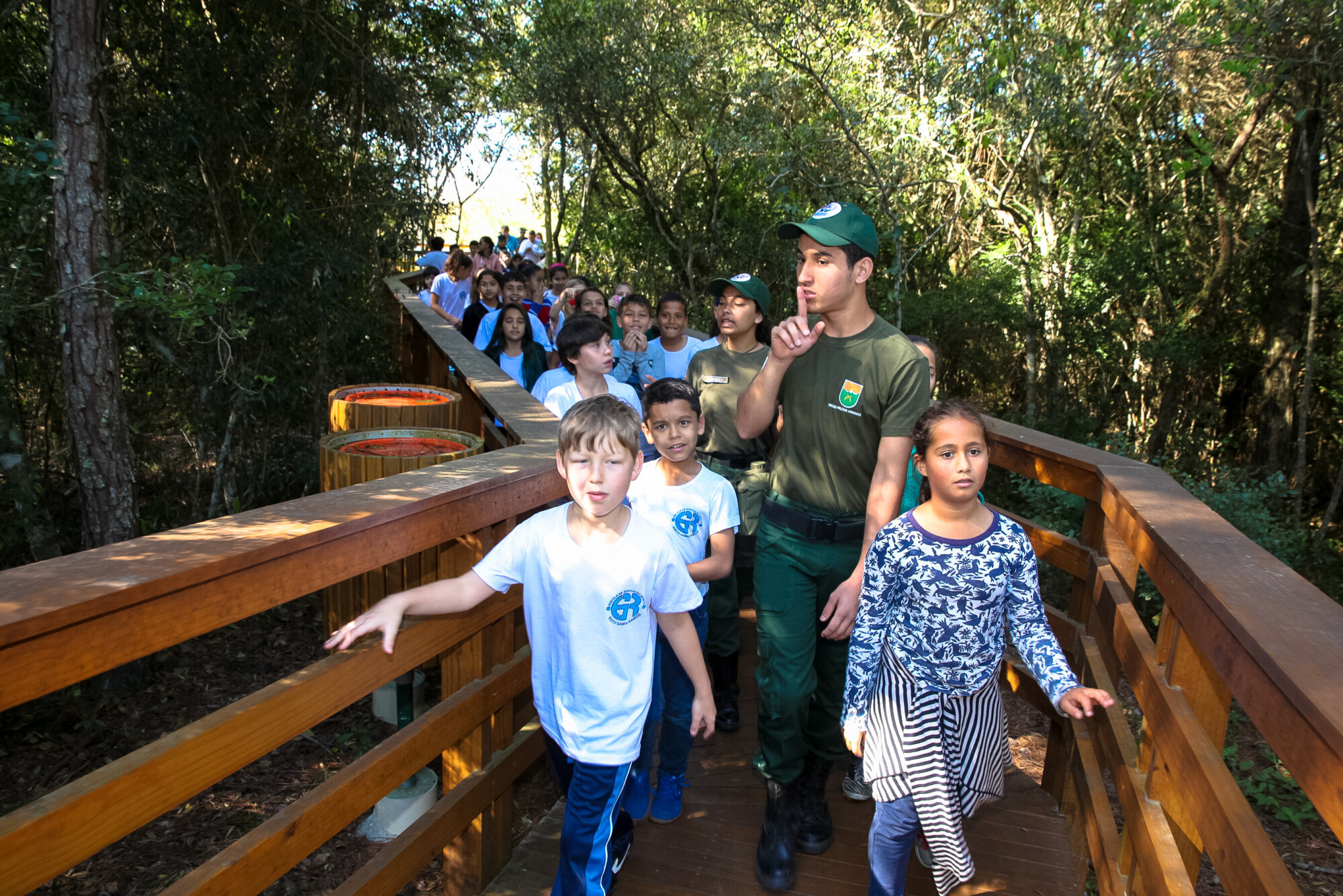 Alunos da Escola Edith Gama Ramos, de Capoeiras, assistem aula de educação ambiental no parque