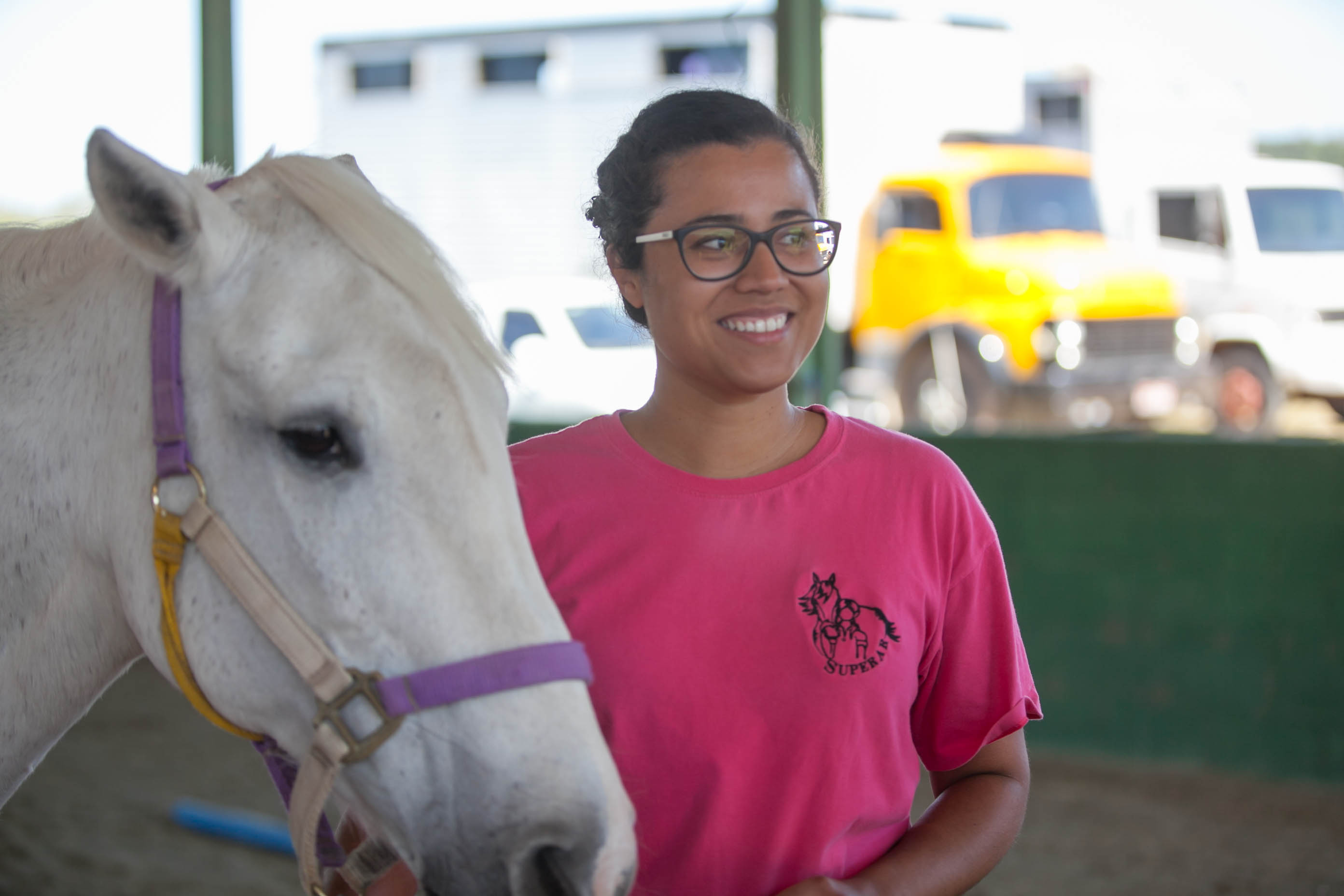 Instrutora de equitação Renata Teixeira, profissional da Associação de Equoterapia e Reabilitação Superar - Equoterapia