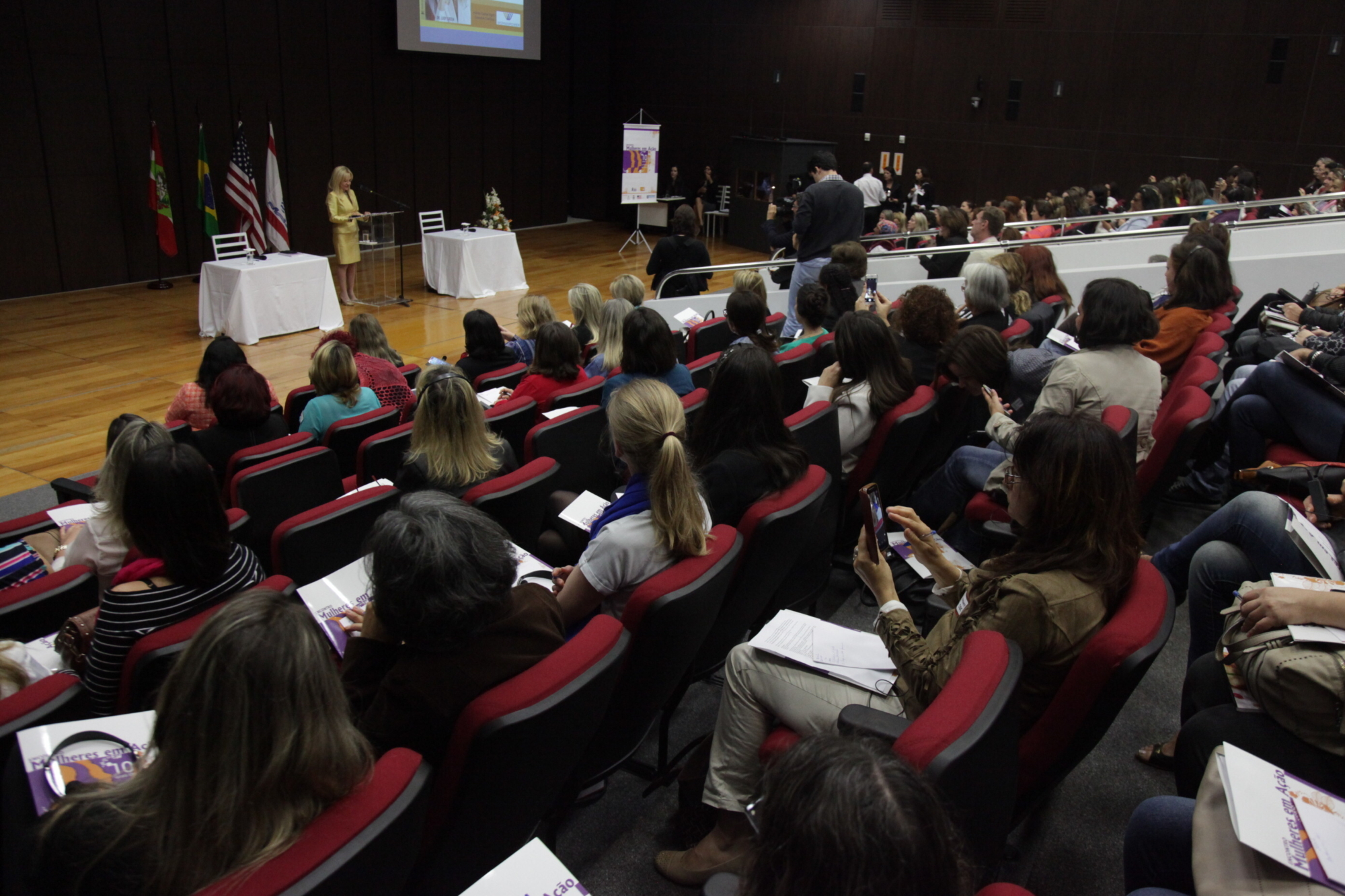 Encontro discute violência contra mulher