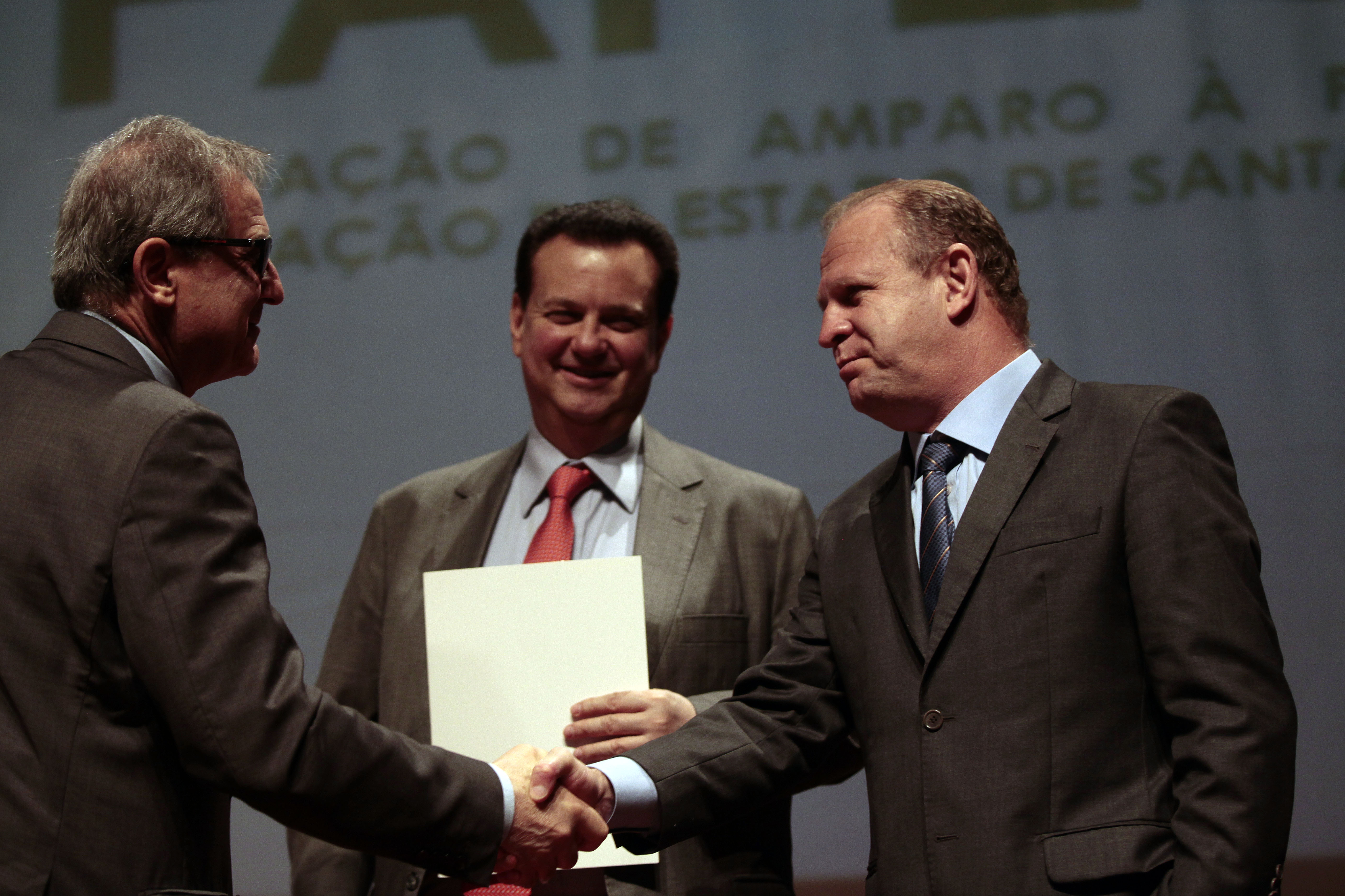 Governo assina contratos para tecnologia e pesquisa.