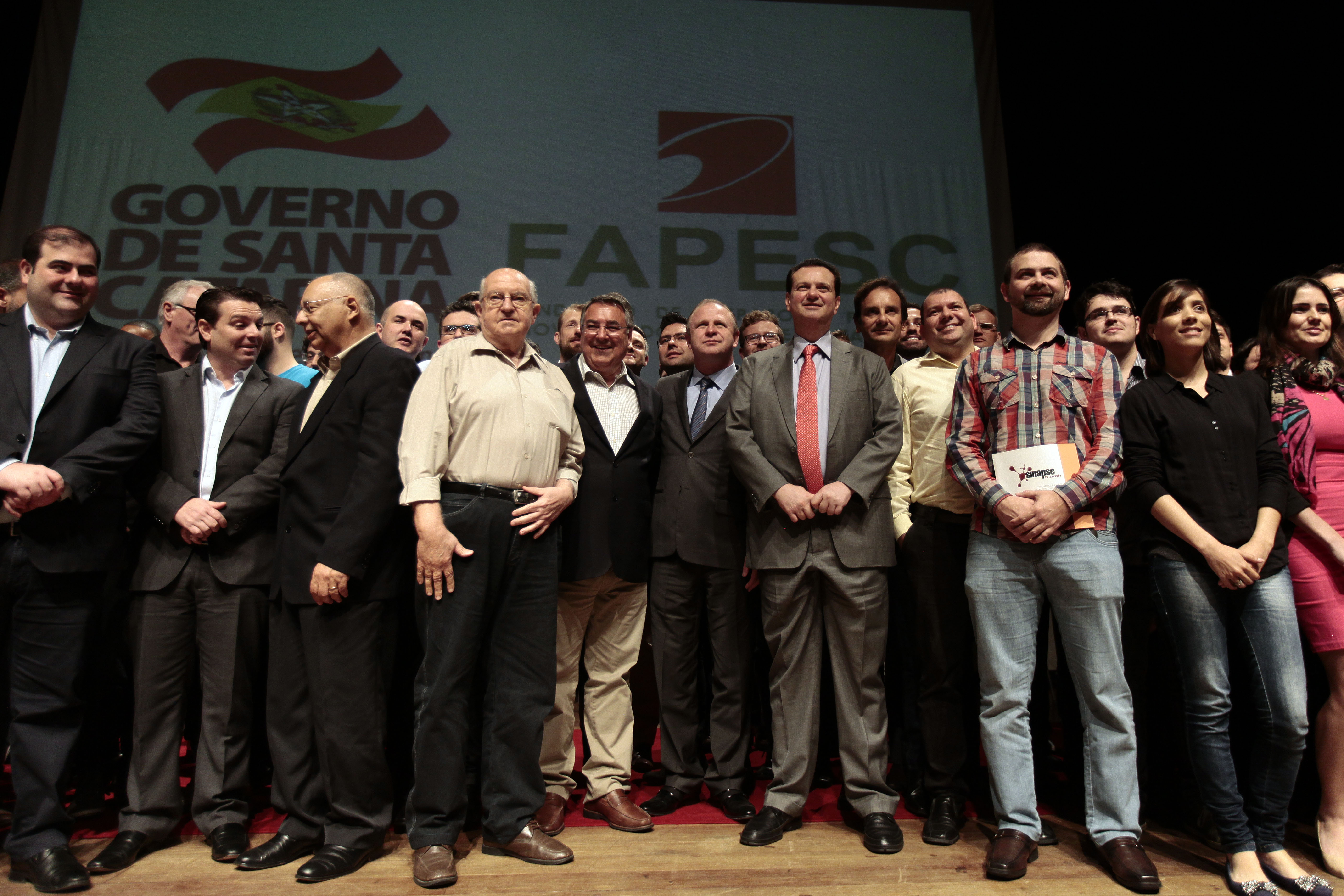 Governo assina contratos para tecnologia e pesquisa.