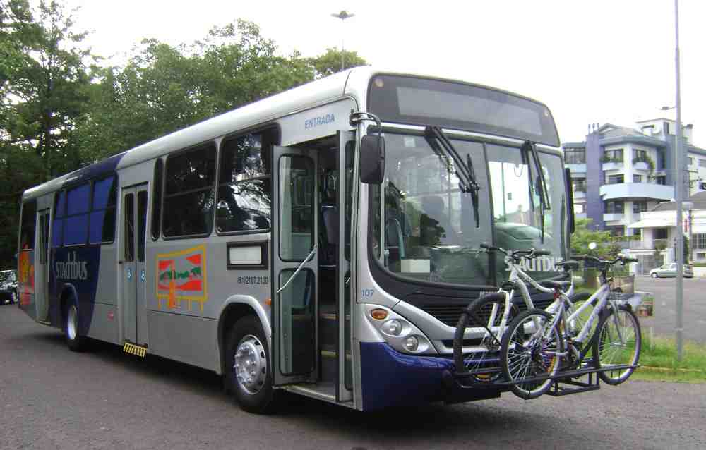 Exemplo de ônibus com suporte externo para bicicleta