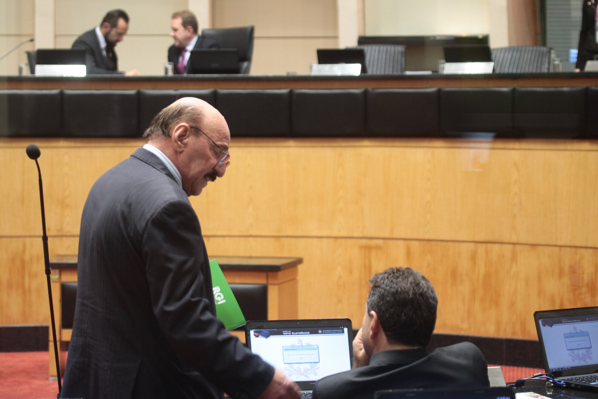 Limite dos gastos públicos e obesidade dominam debates na Assembleia