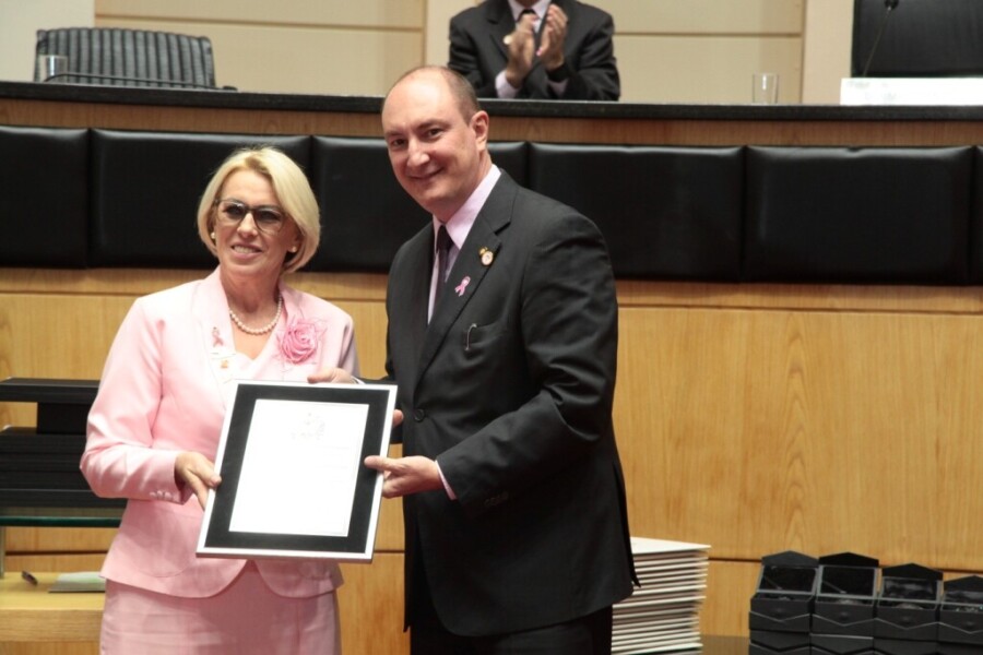 Marinez de Mattos, presidente da Rede Estadual, recebe homenagem da Casa das mãos do deputado Mauro de Nadal