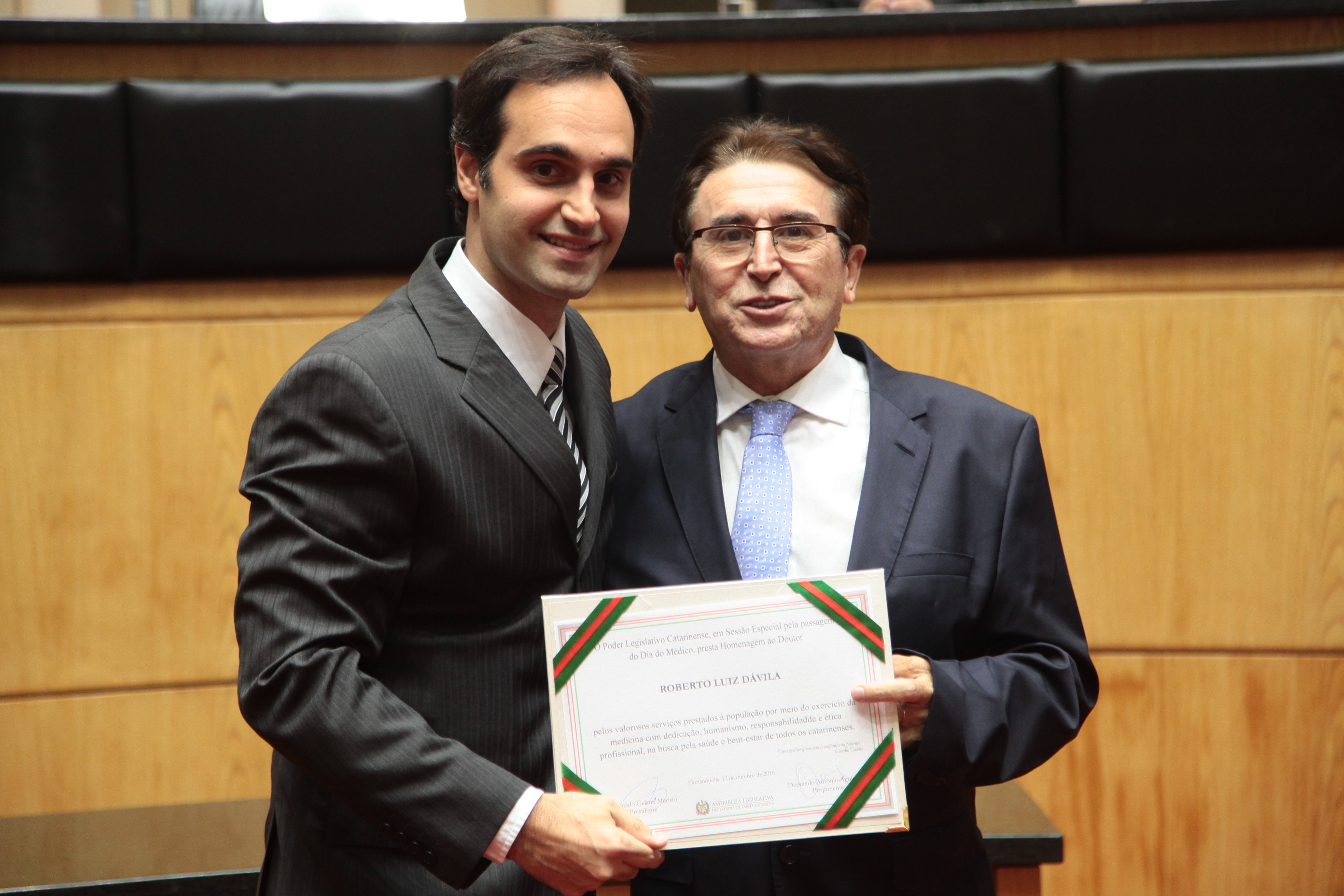 Homenageado Dr Conrado Luiz Paes Dávila, representando Seu Pai, Doutor Roberto Luiz Dávila - Sessão Especial ao Dia do Médico.