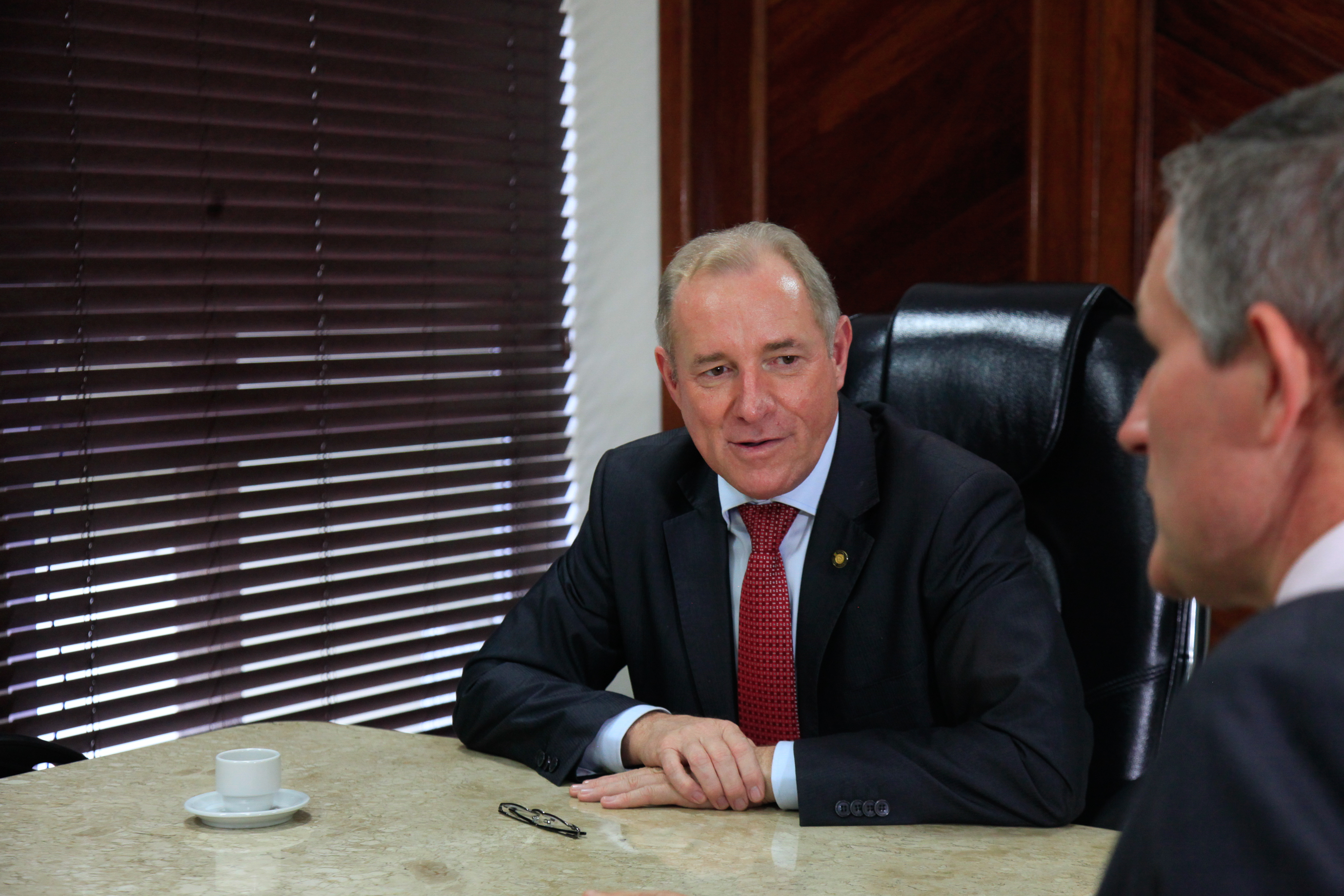 Visita do embaixador da França .  Deputado Aldo Schneider (PMDB).