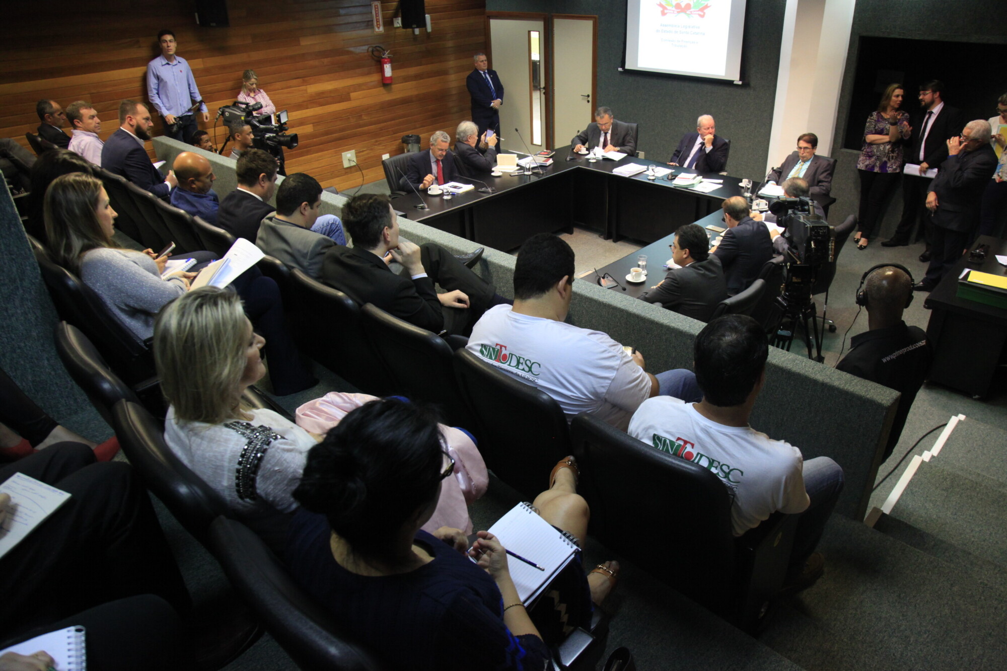 Permissão da entrada de animais de estimação em hospitais avança na Alesc