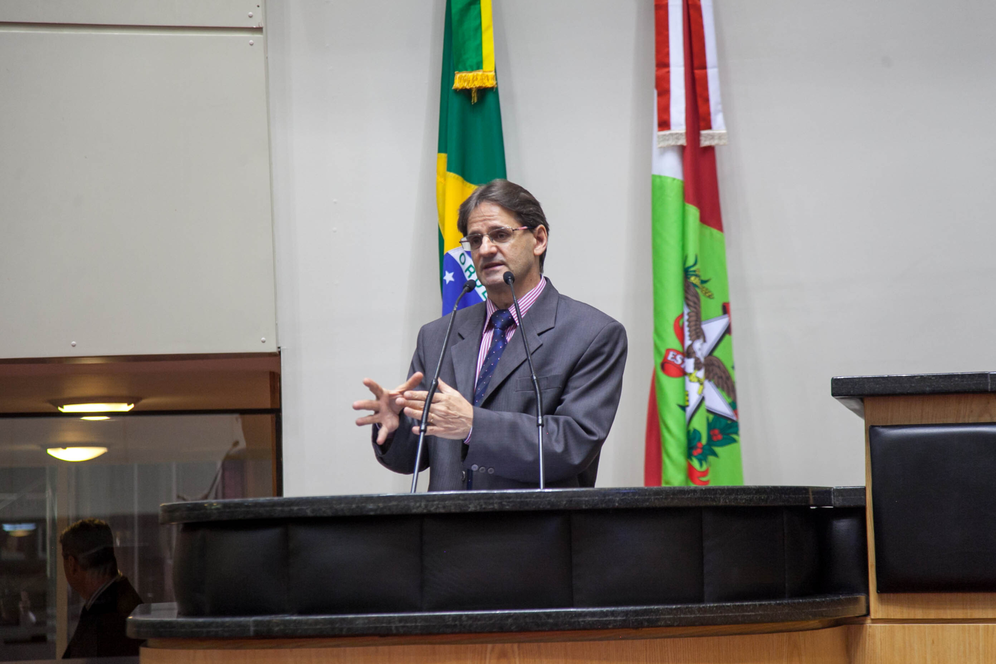 Deputado alerta para problemas no fornecimento de remédios de uso contínuo