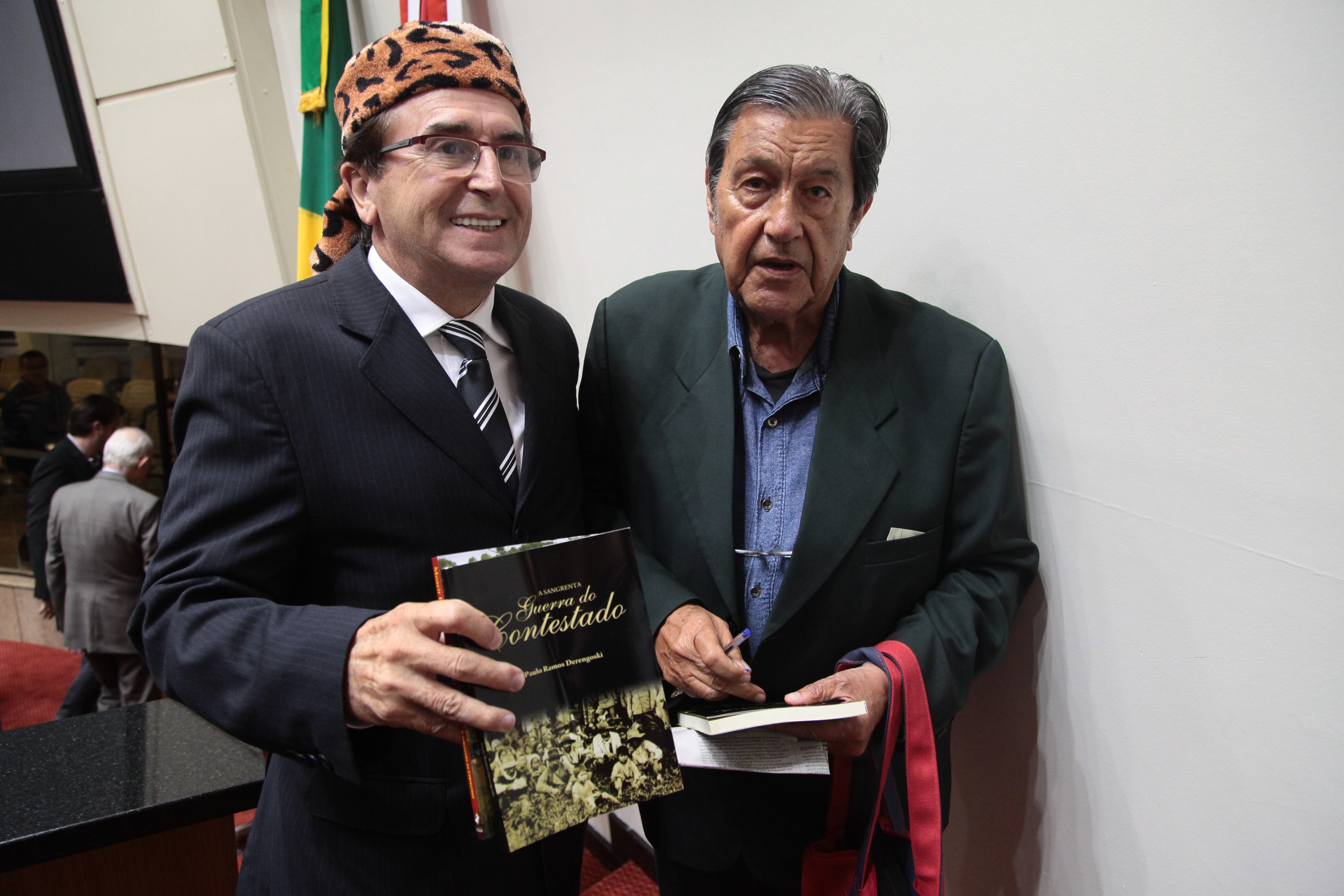 Deputado Antônio Aguiar (PMDB) e Juarez Mattos, representando Paulo Ramos Derengoski, Jornalista Lageano Que Pesquisou Episódios Do Contestado - Sessão Especial em Comemoração ao Centenário do Contestado
