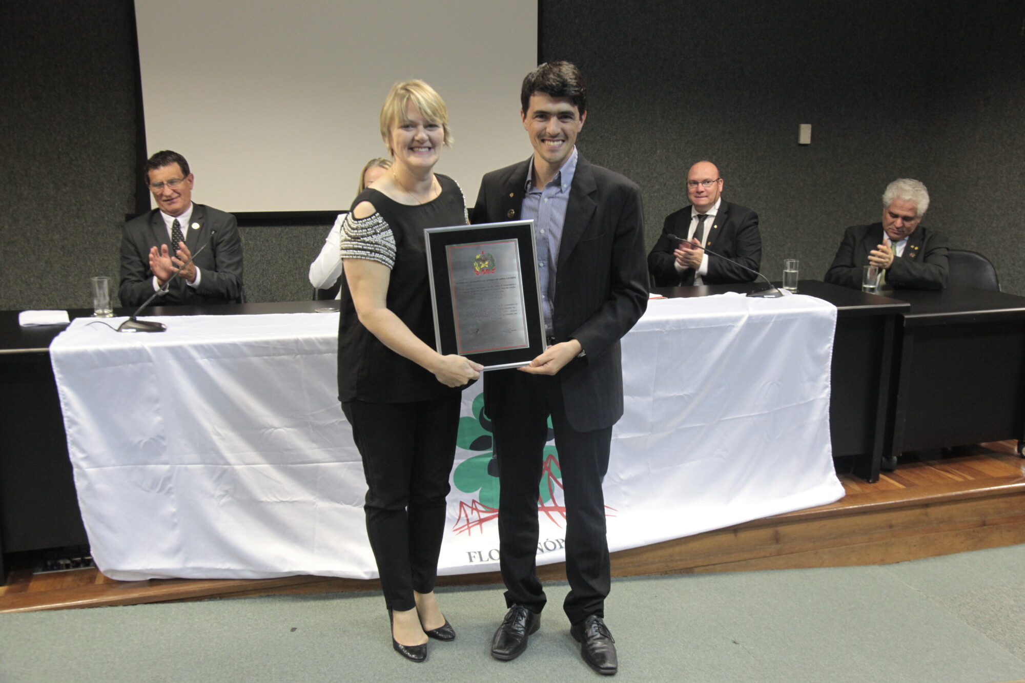 Durante a solenidade foram homenageadas as universidades que oferecem o curso de Zootecnia no estado, professores e profissionais
