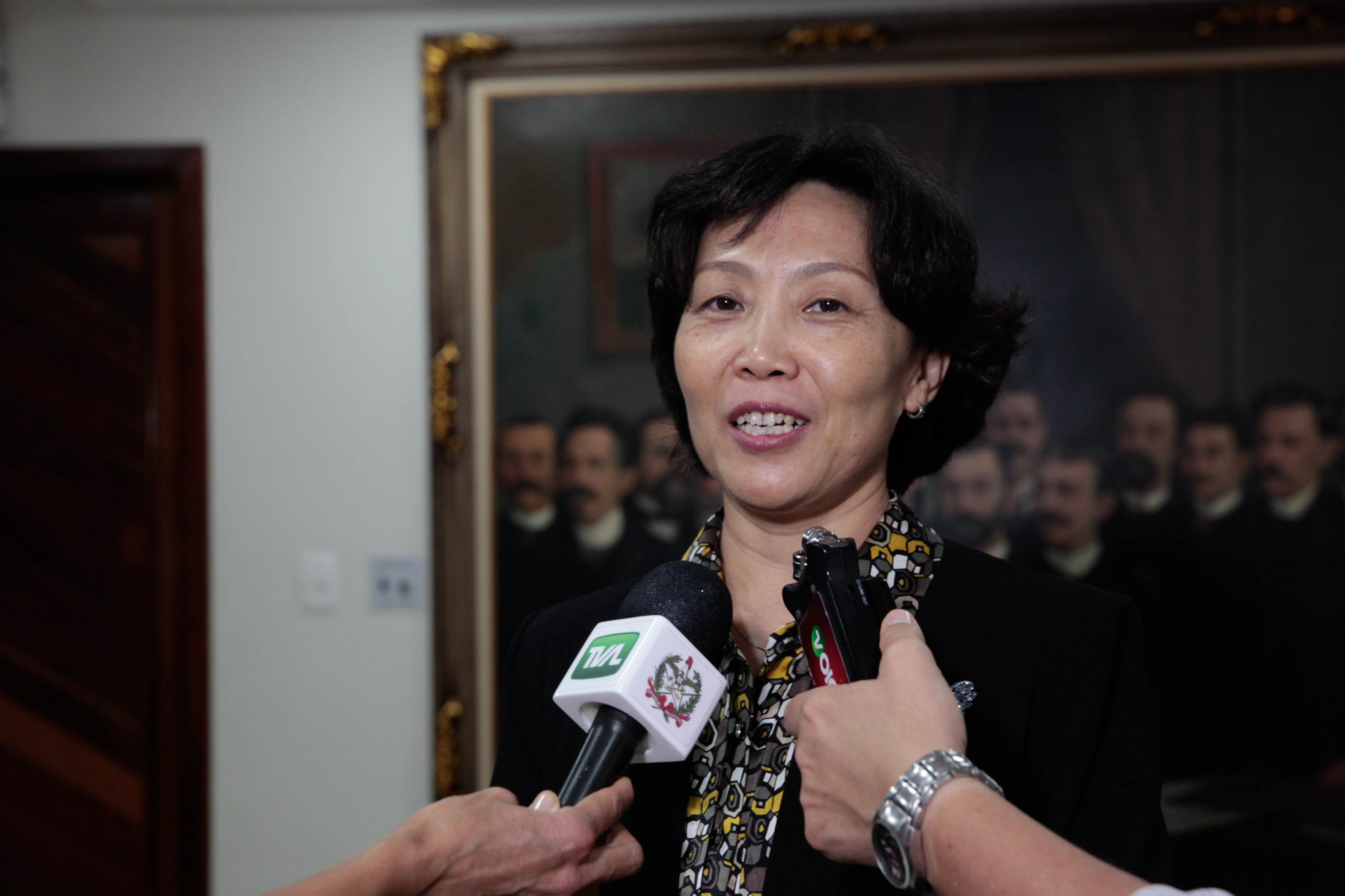 Comitiva chinesa visita parlamento.  Ran LiPing, Diretora Geral de Assuntos Internacionais da Província de Shanxi.
