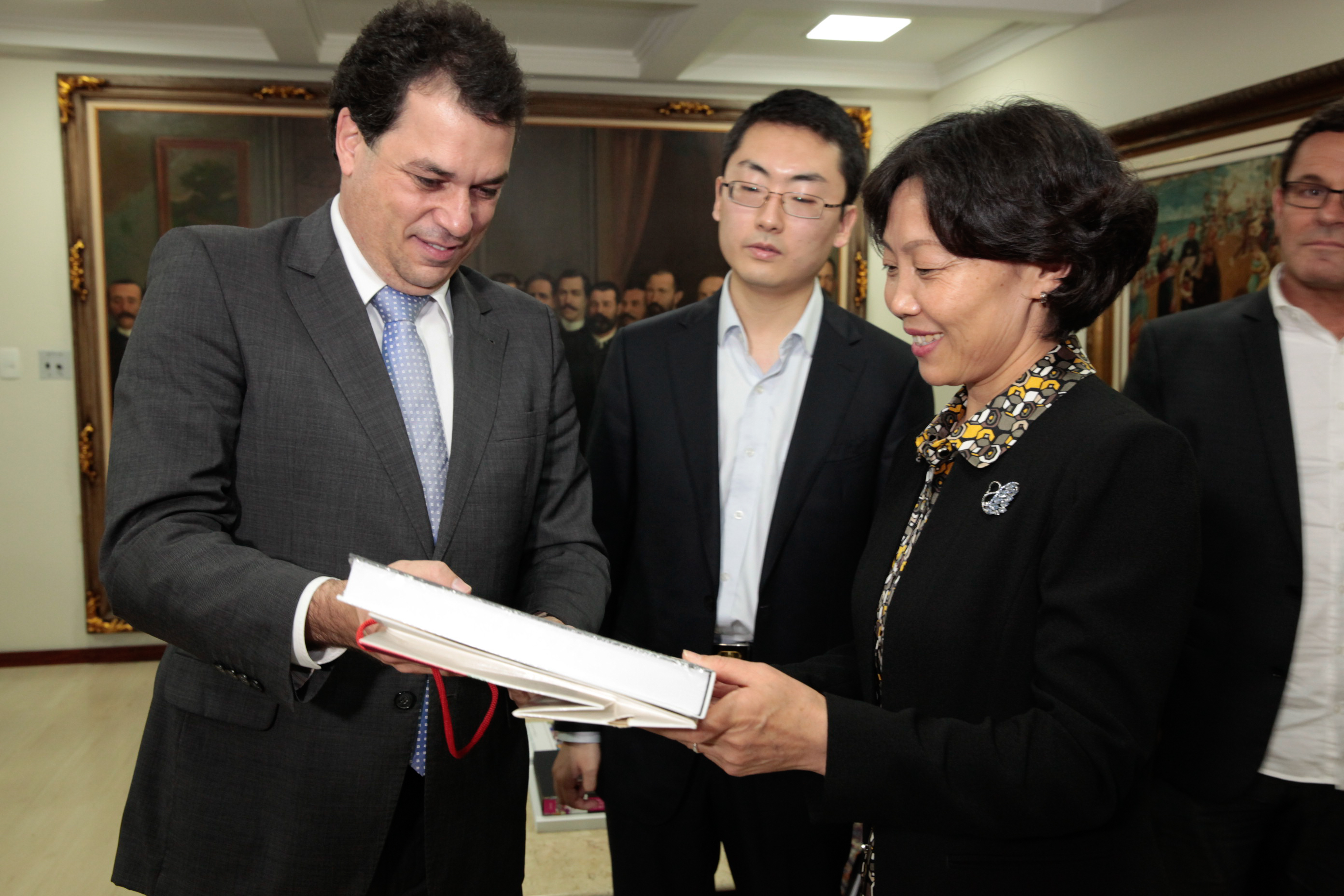 Comitiva chinesa visita parlamento.