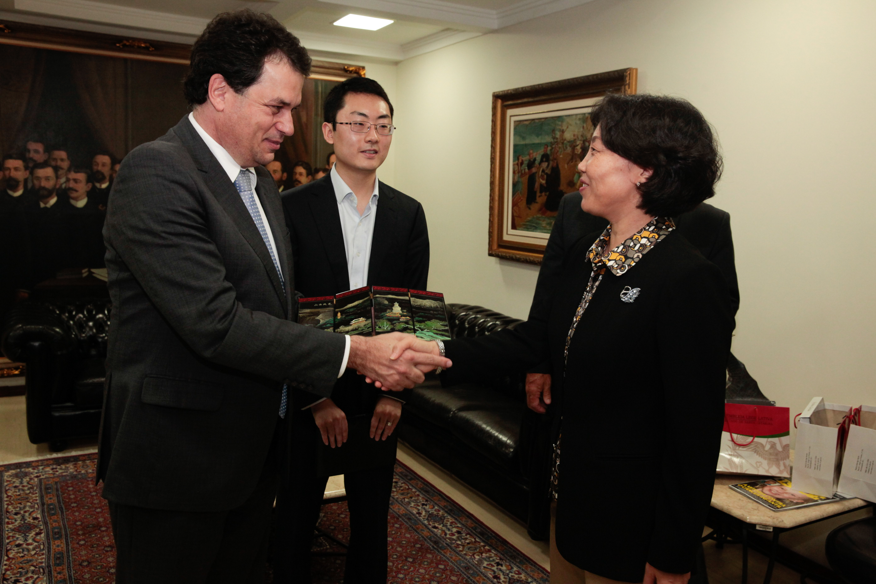 Comitiva chinesa visita parlamento