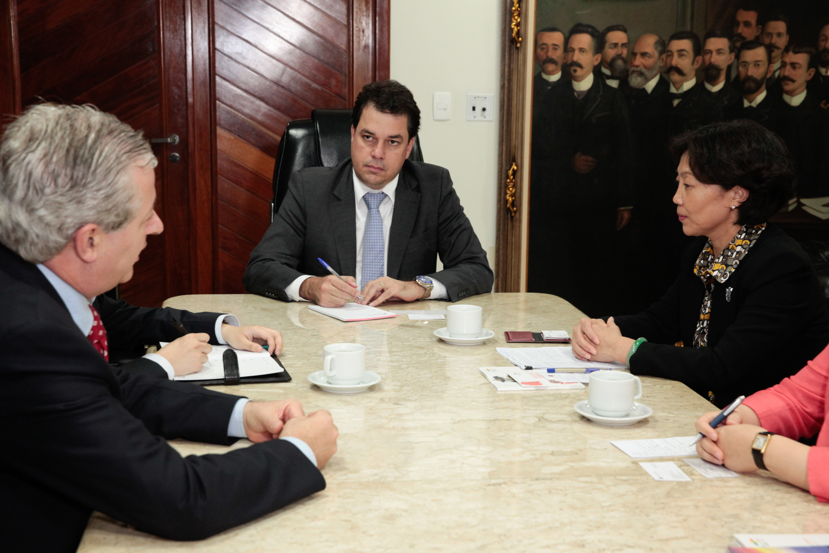 Comitiva chinesa visita parlamento.
