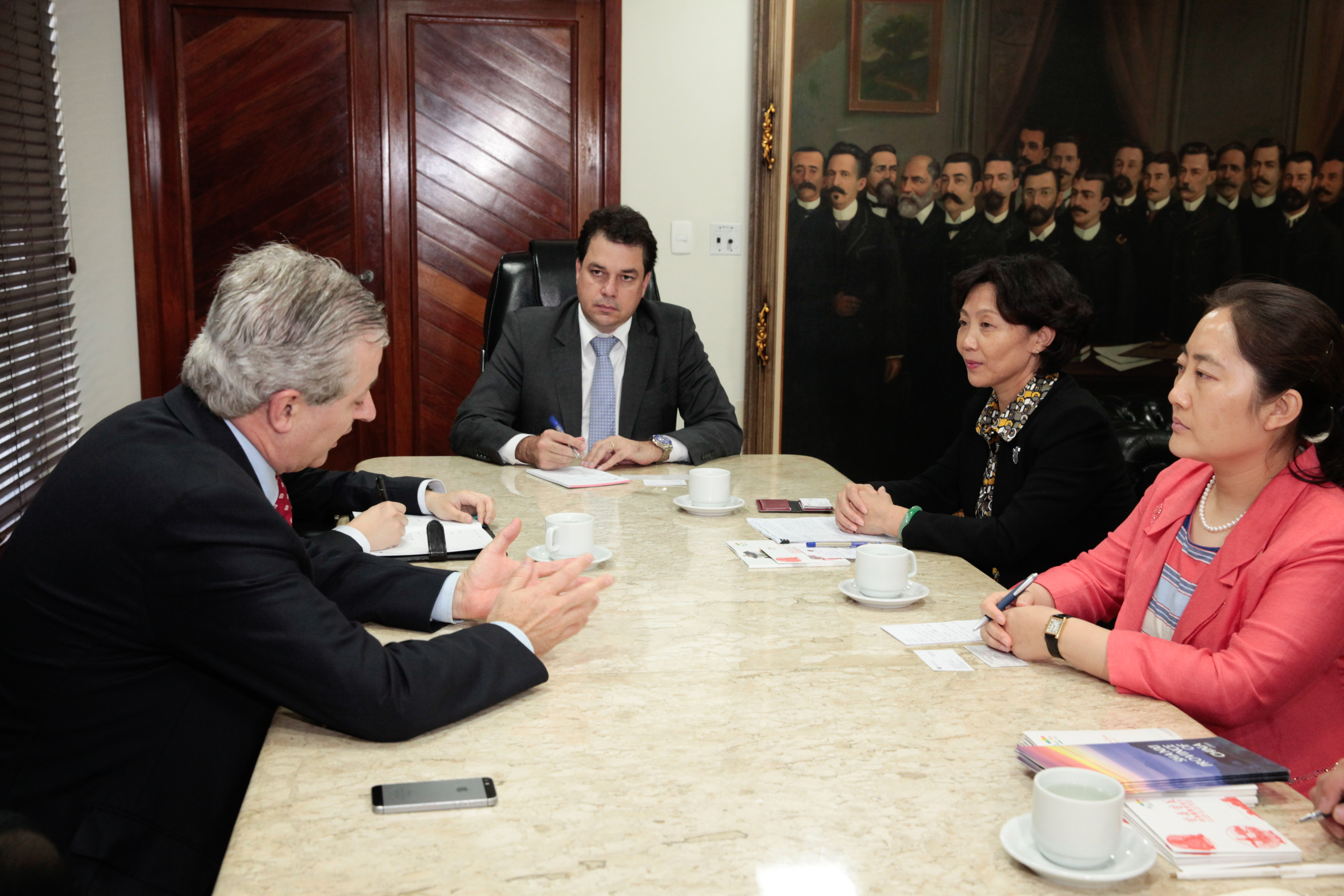 Comitiva chinesa visita parlamento.