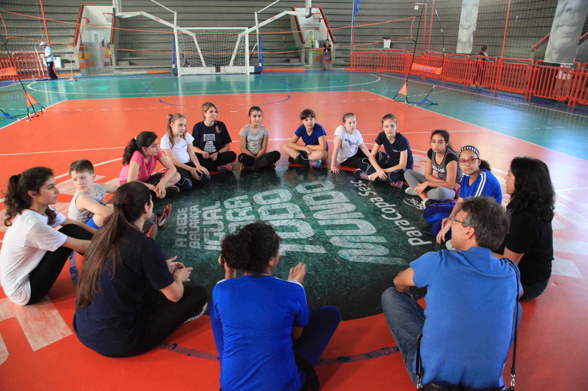 Oficina do Sesc proporciona a estudantes experiência com esportes adaptados