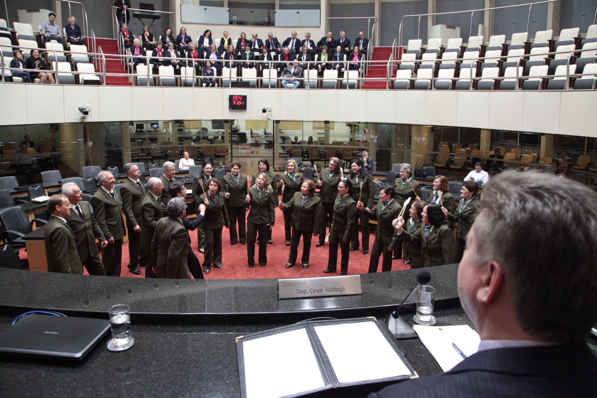 Coral Alegria de Cantar recebe homenagem do Parlamento Catarinense
